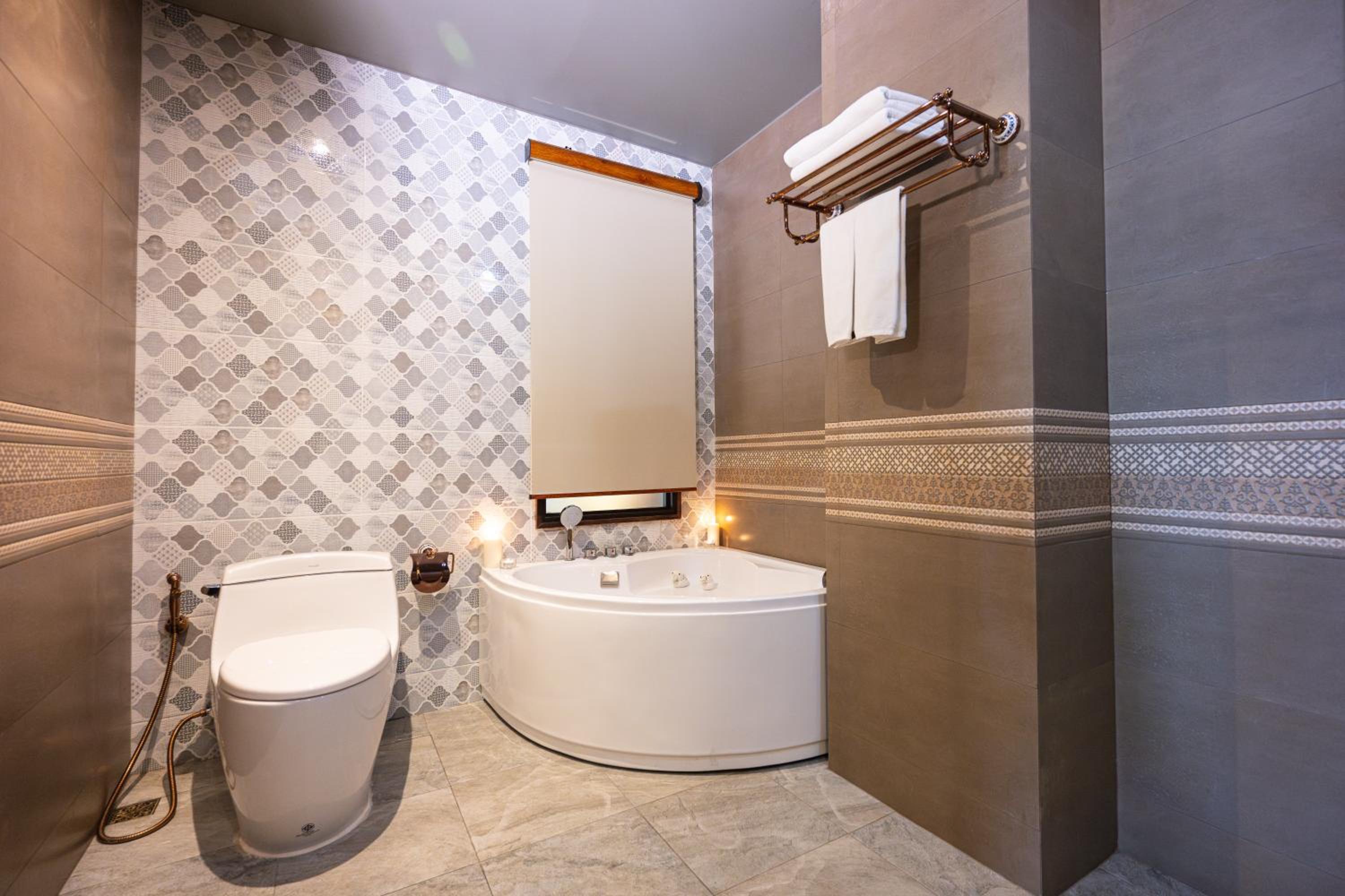 Deluxe Double Room with Bath - Photo 21