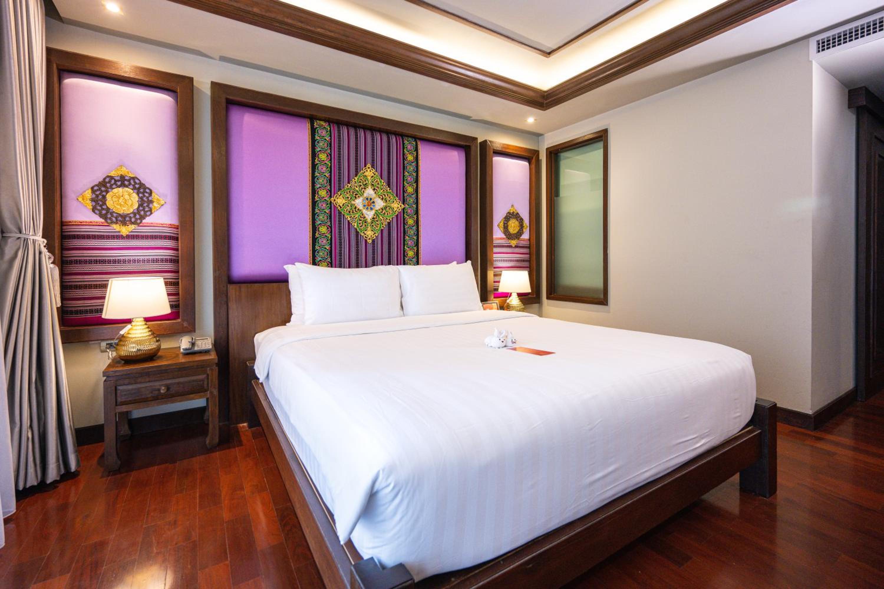 Deluxe Double Room with Bath - Photo 17