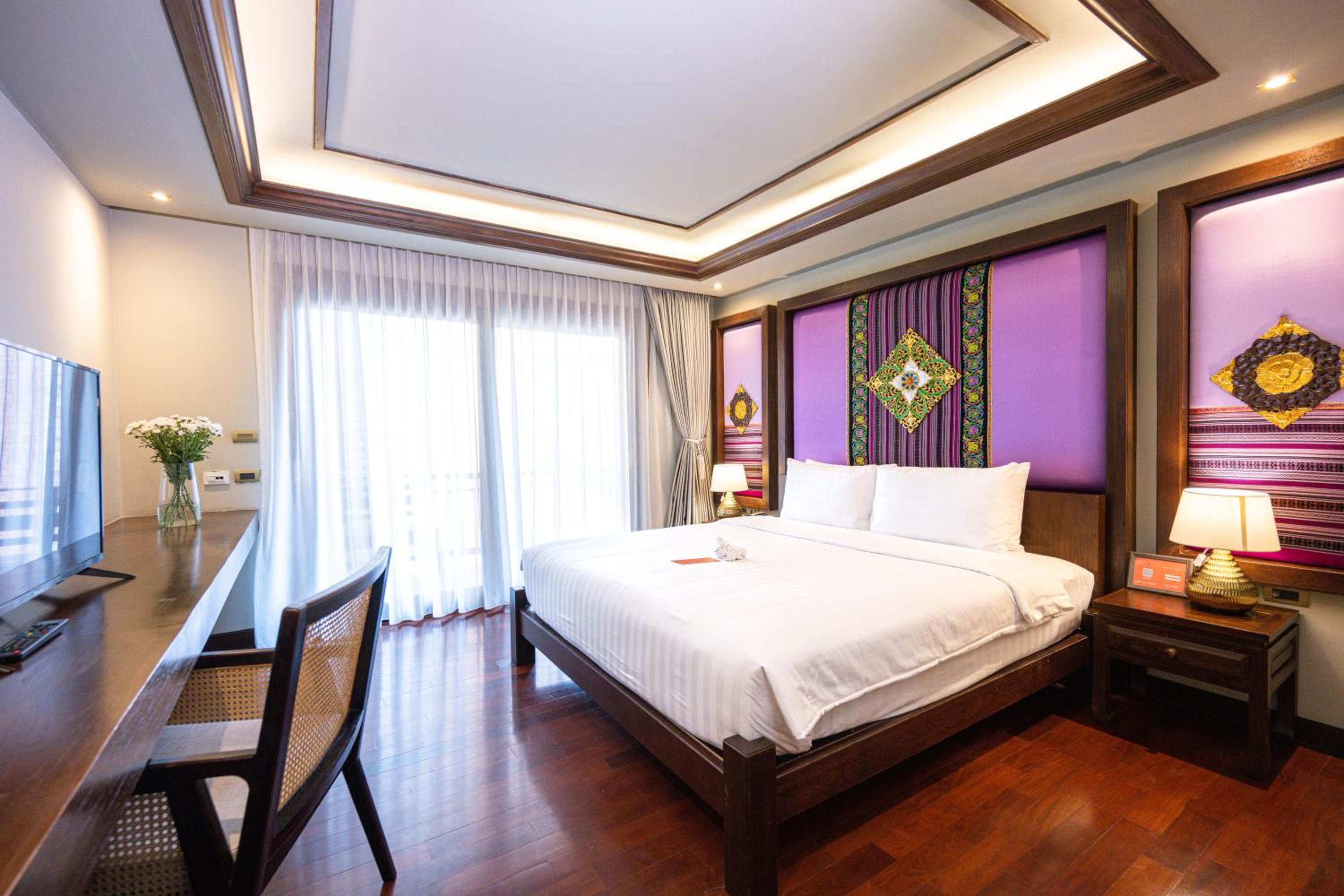 Deluxe Double Room with Bath - Photo 18