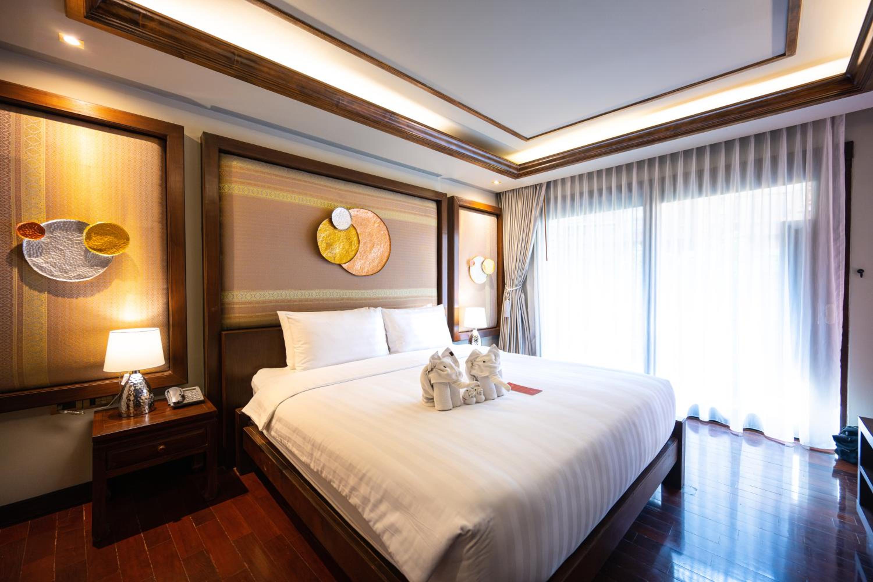 Executive Suite - Photo 16
