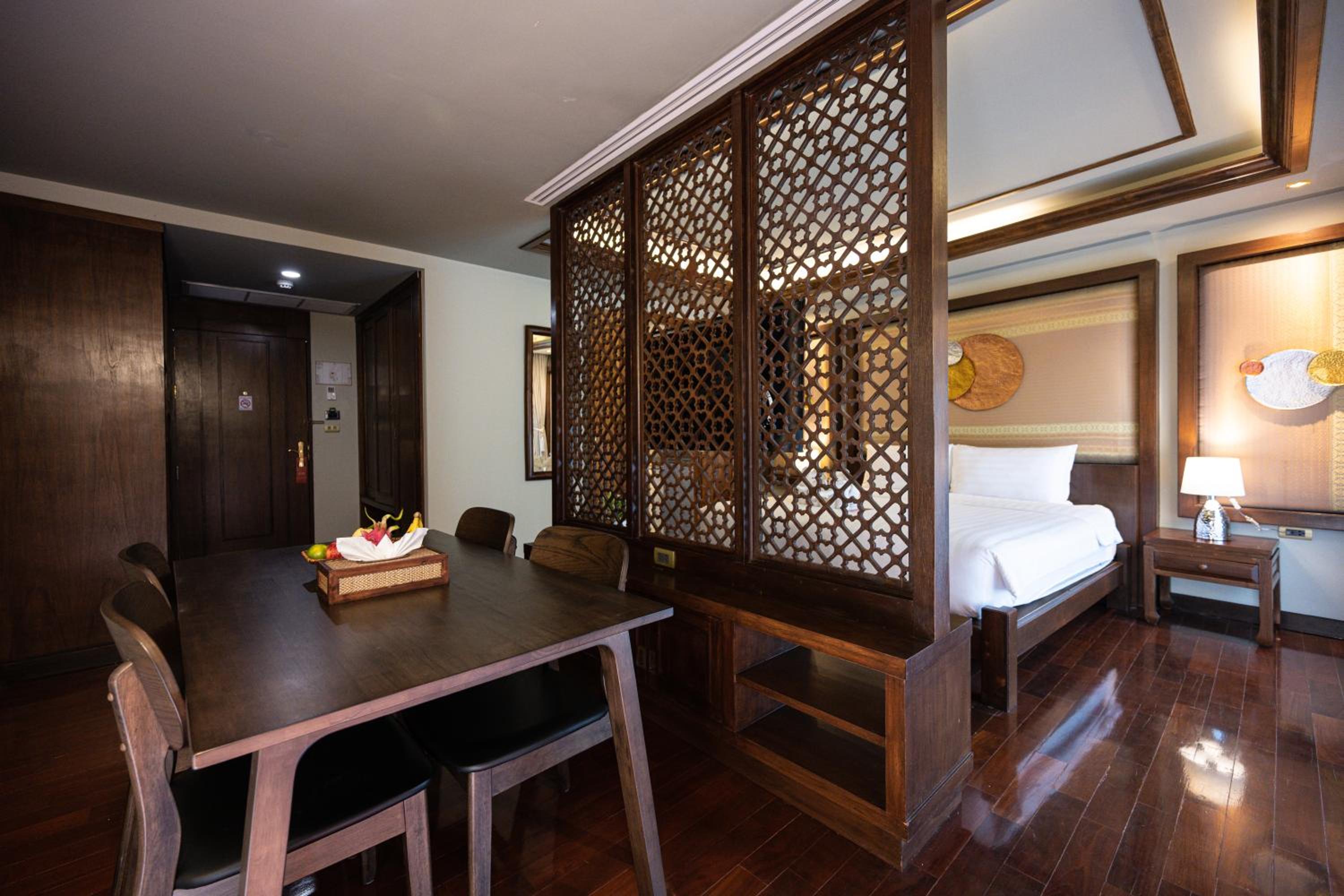 Executive Suite - Photo 17
