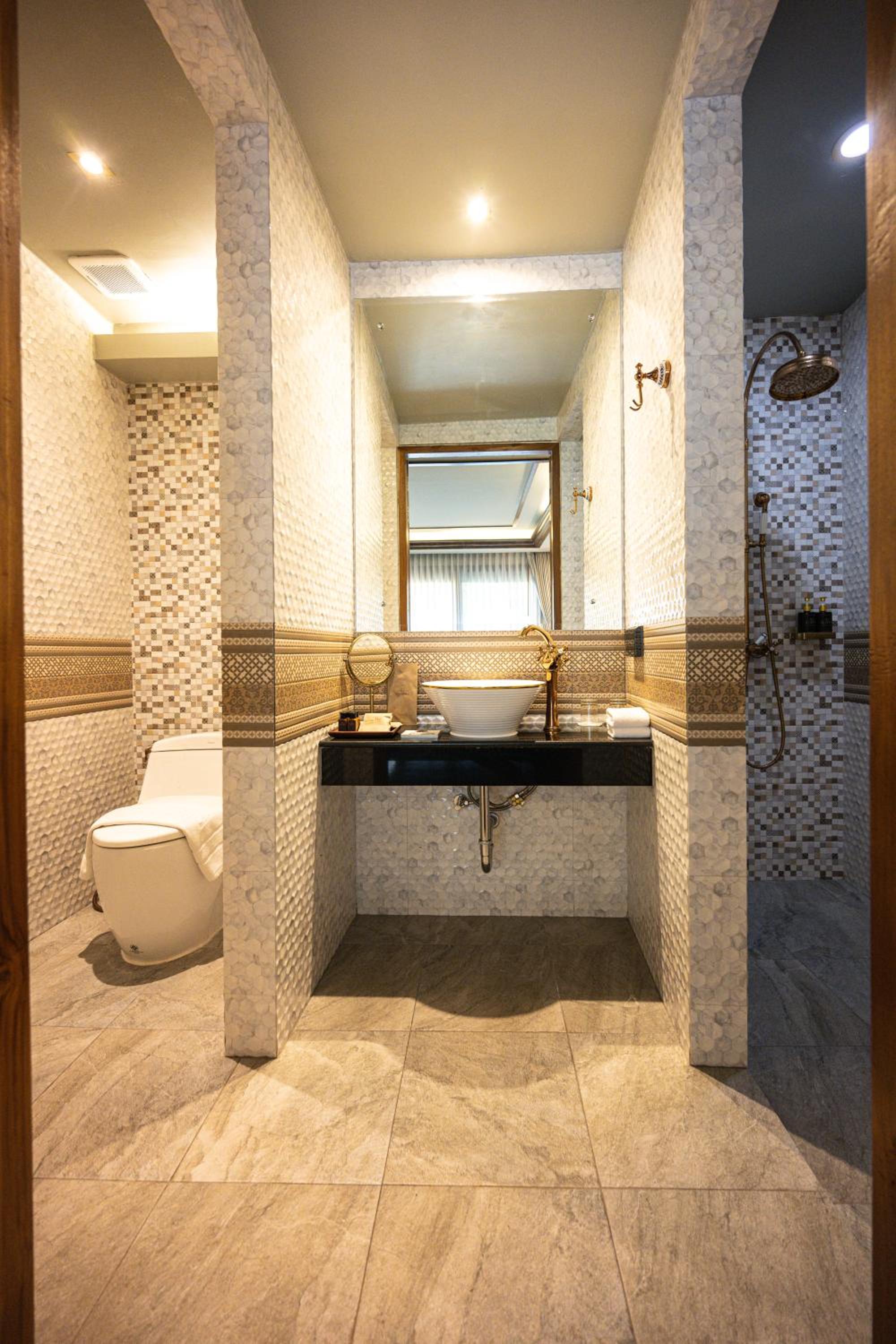 Executive Suite - Photo 23