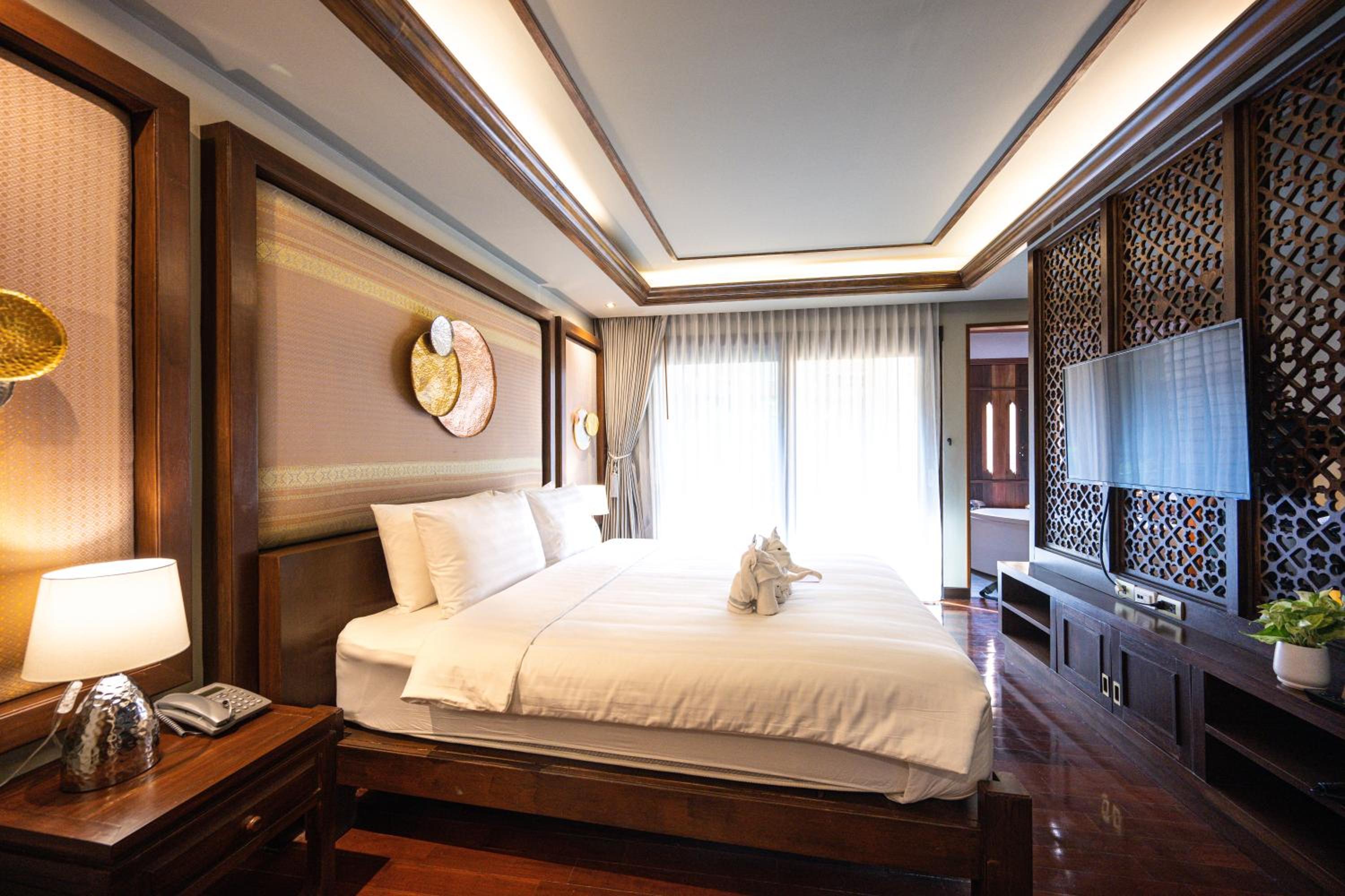 Executive Suite - Photo 25