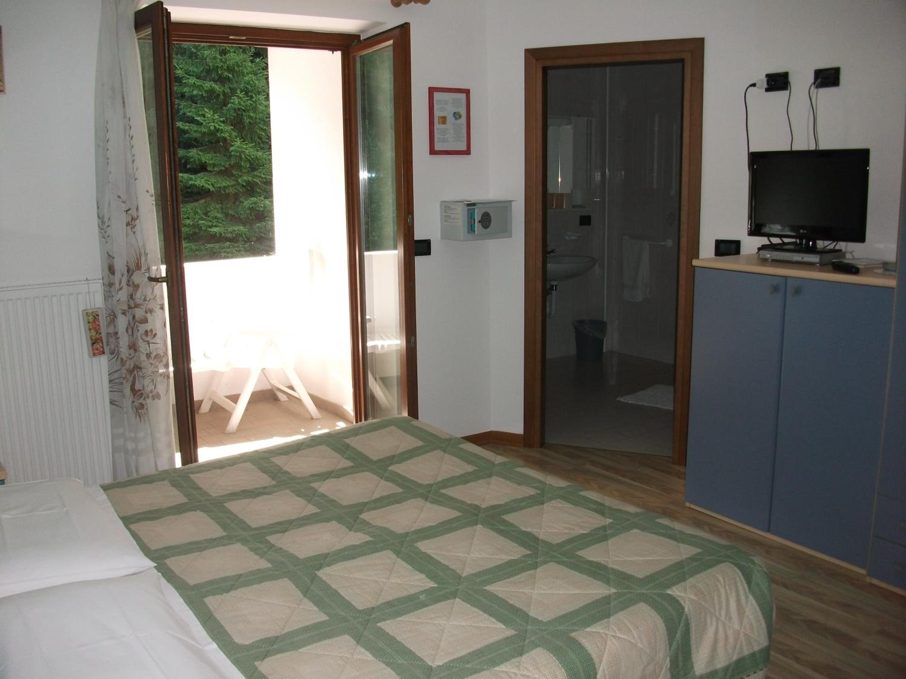 Double or Twin Room - Photo 6