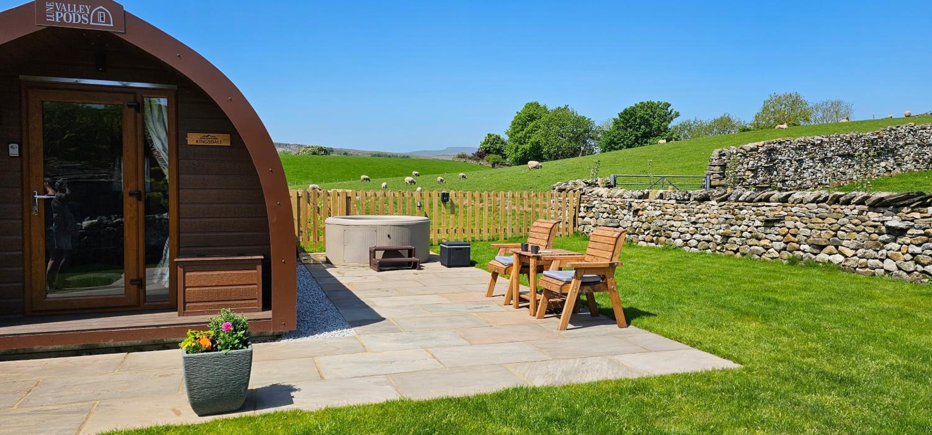 Double Room with Patio and Hot Tub (Kingsdale)