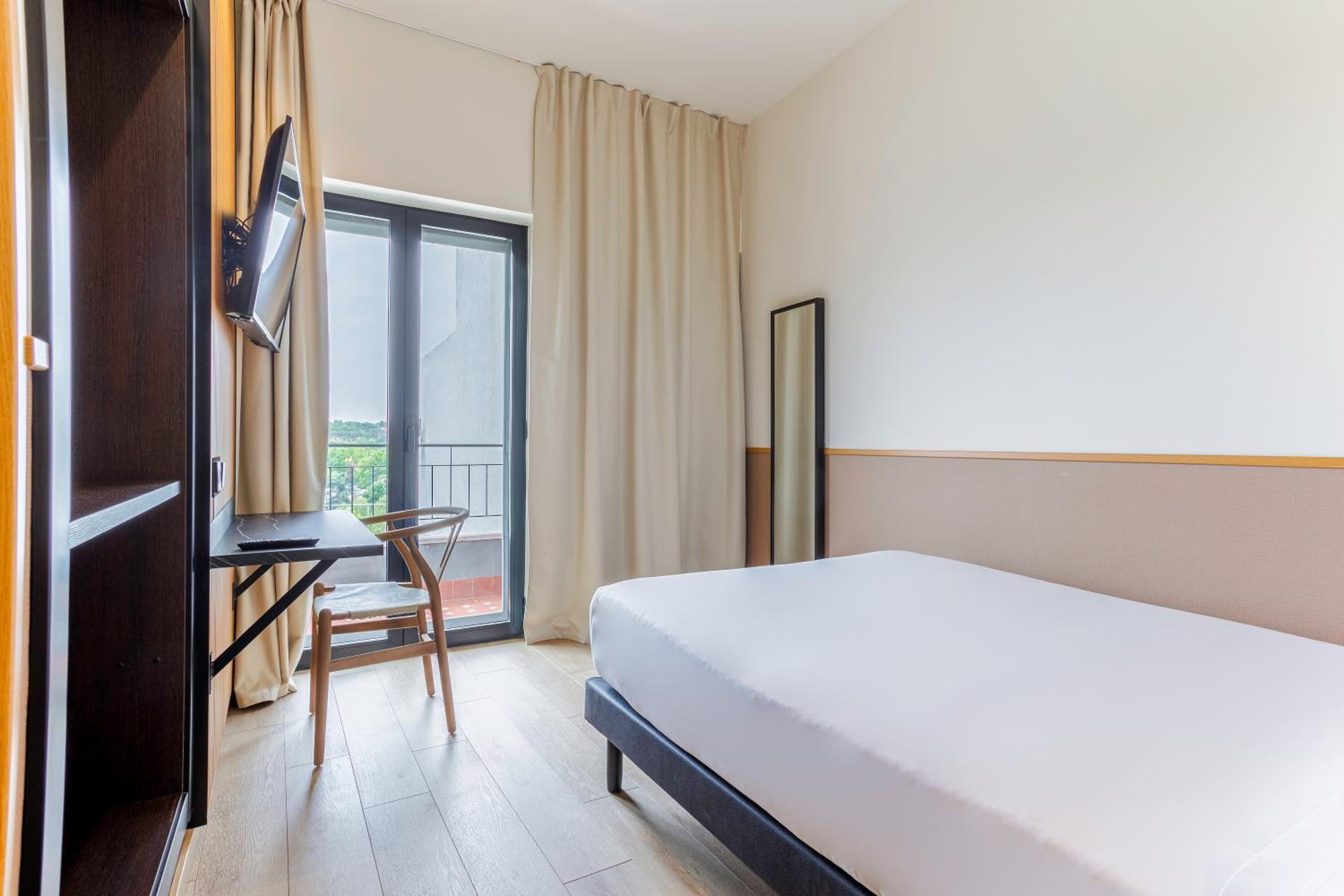 Small Double Room - Photo 3