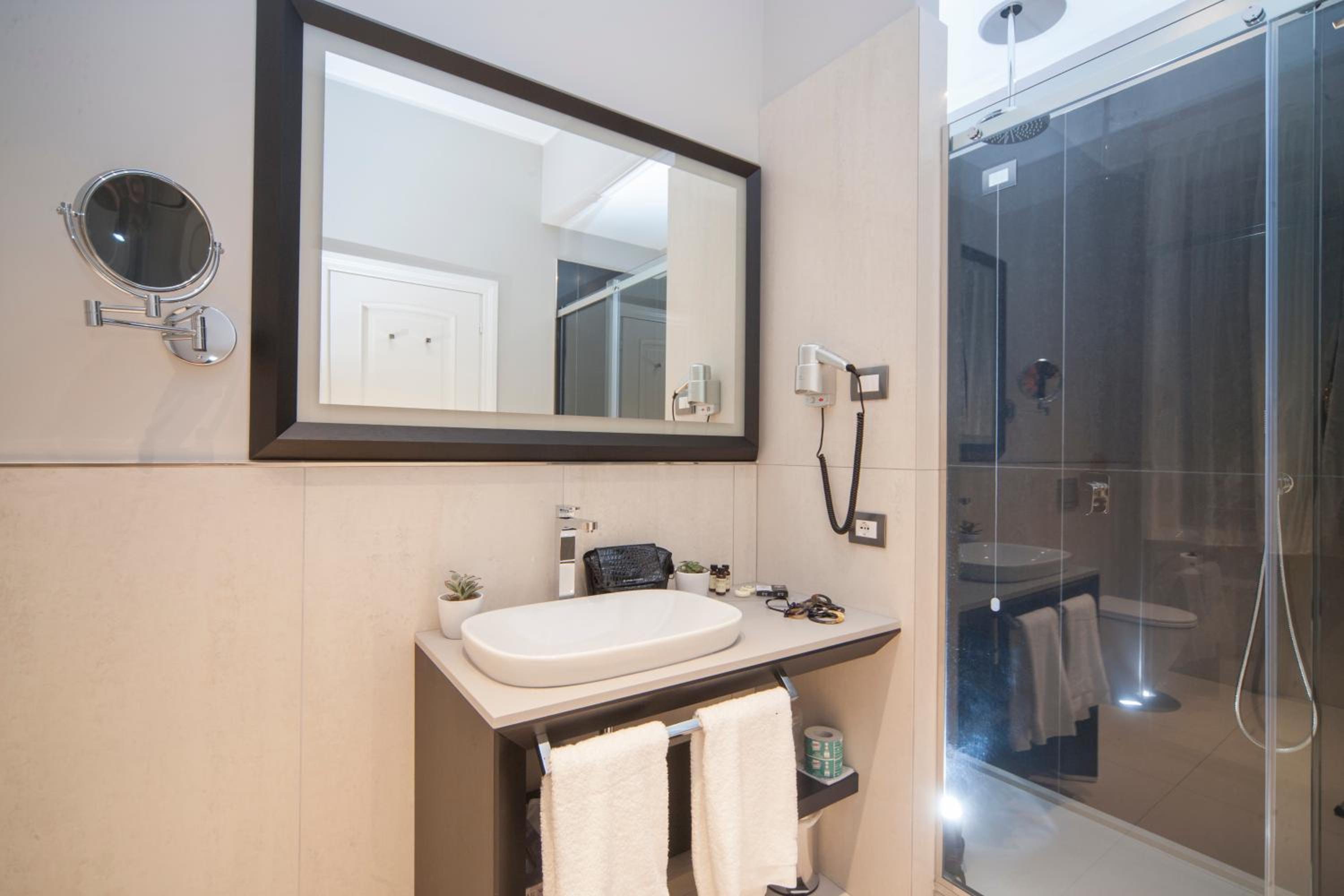 Classic Double or Twin Room - Photo 9