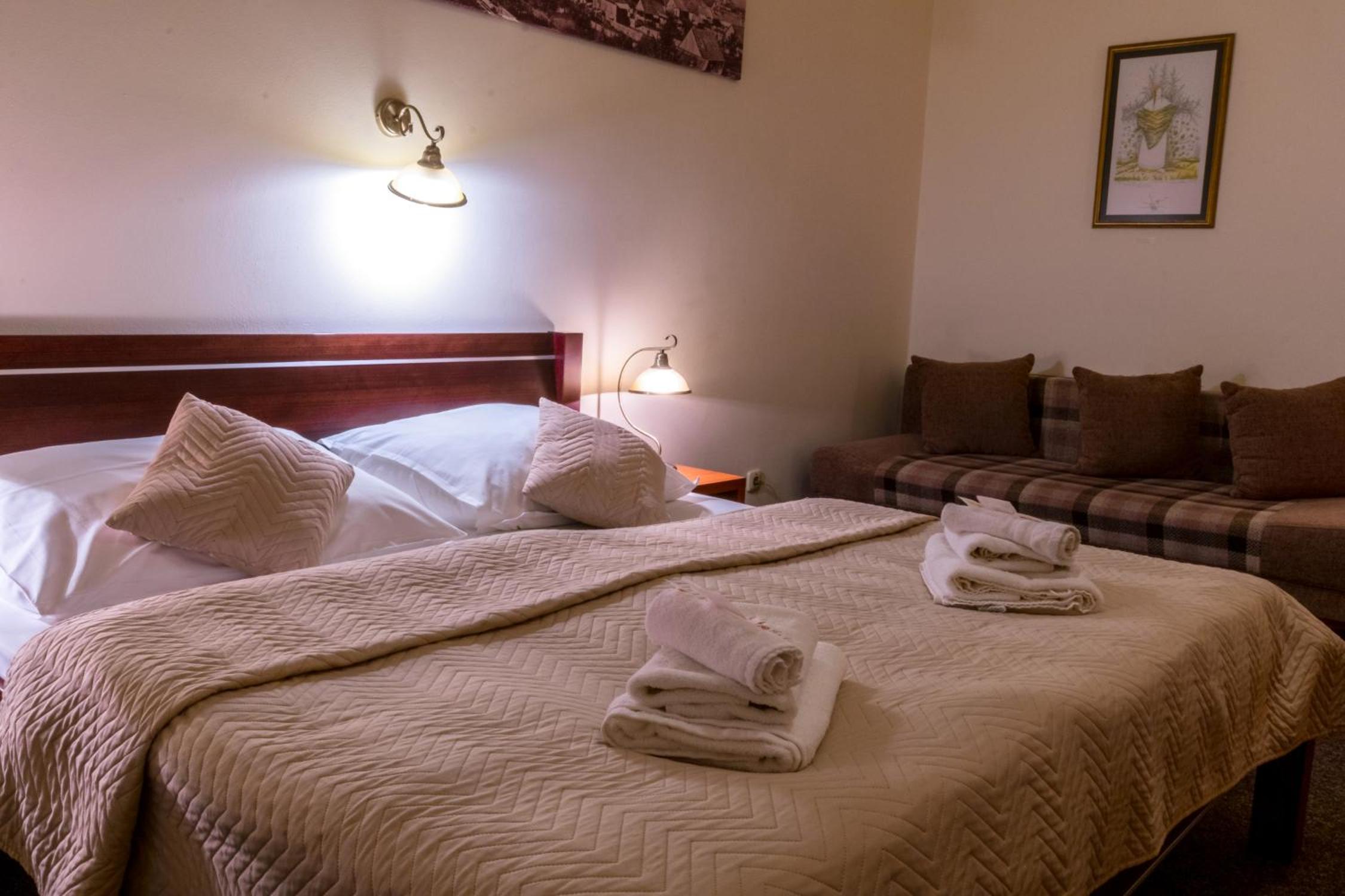 Double or Twin Room with Private Bathroom - Photo 8