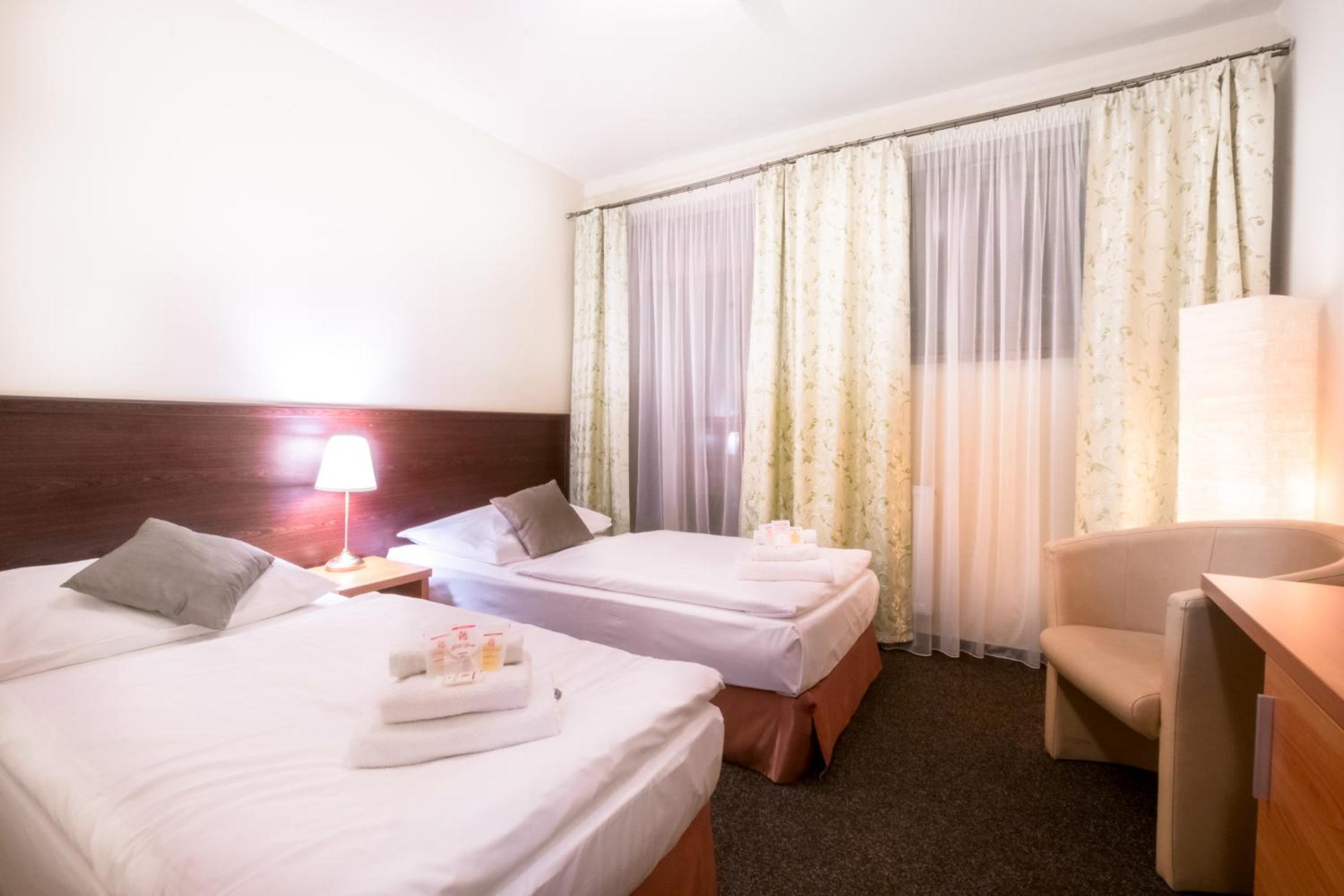 Double or Twin Room with Private Bathroom - Photo 9