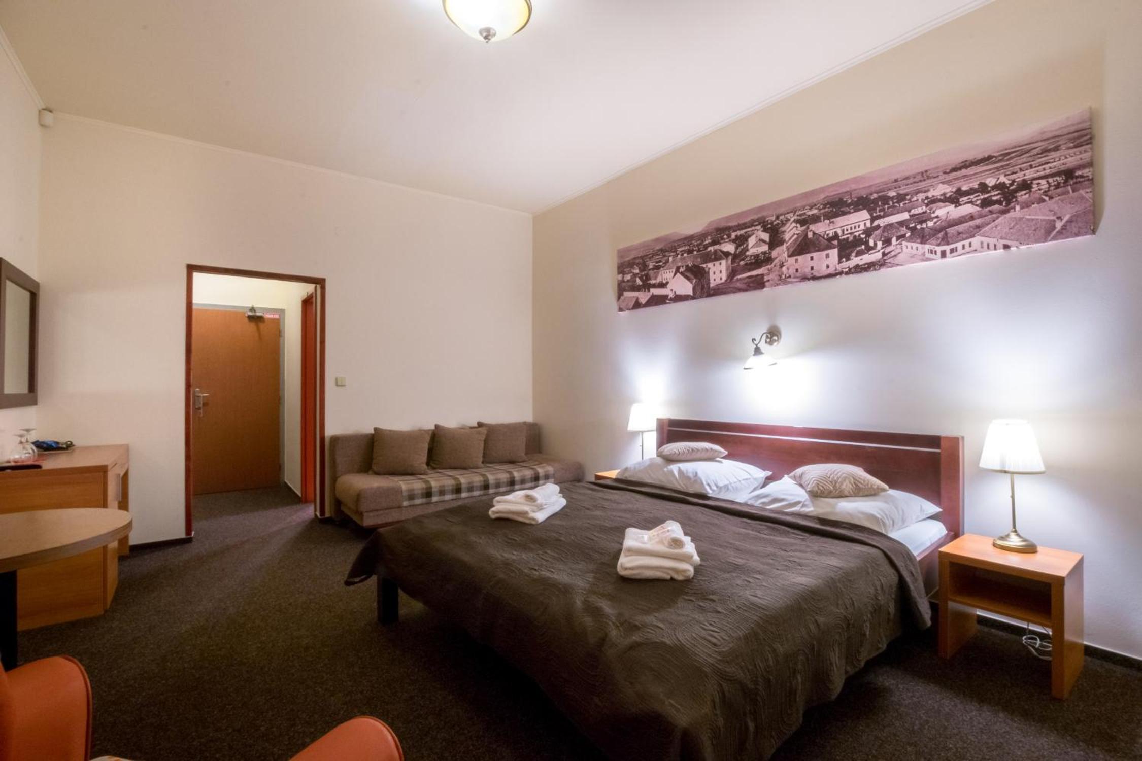 Double or Twin Room with Private Bathroom - Photo 5