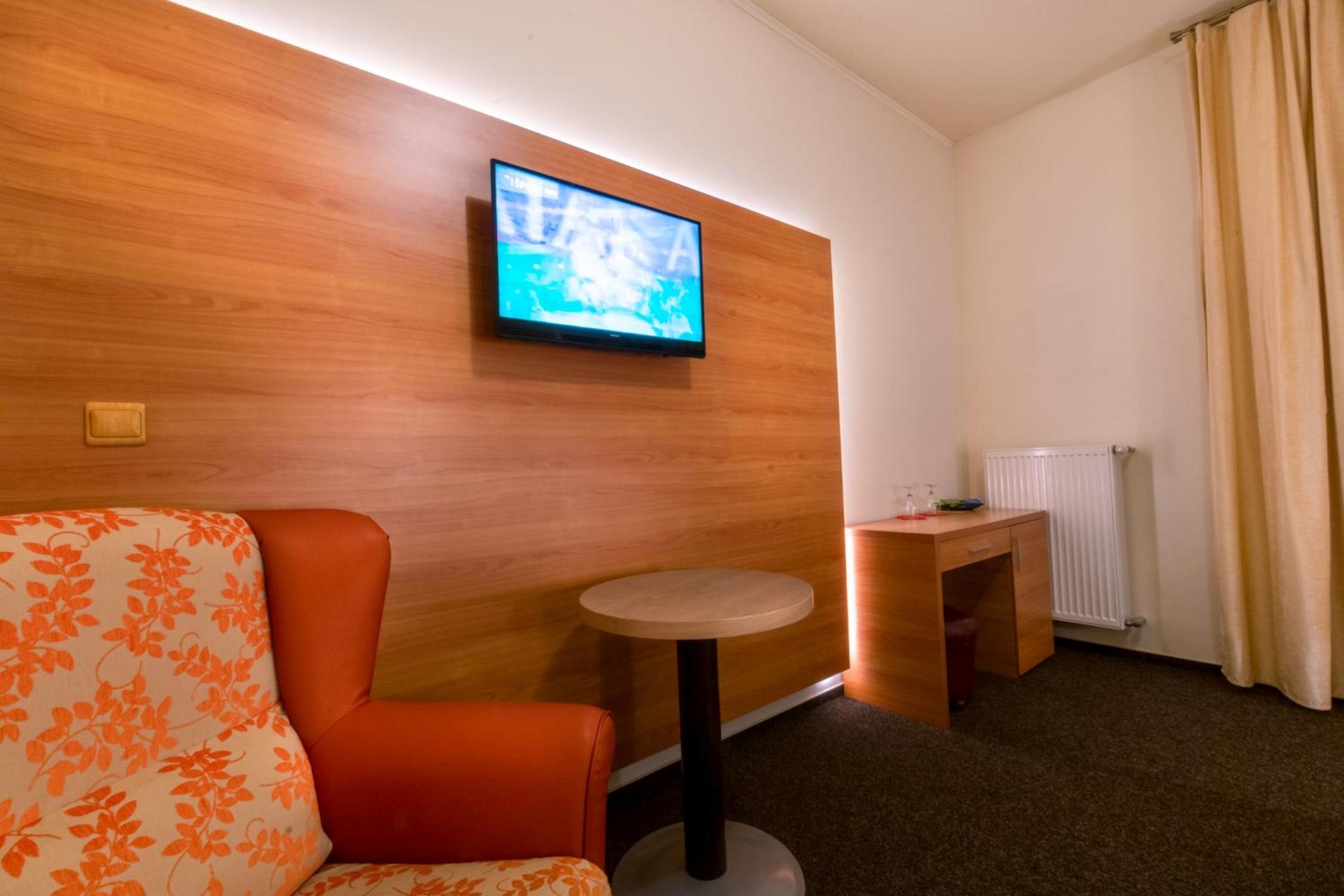 Double or Twin Room with Private Bathroom - Photo 4