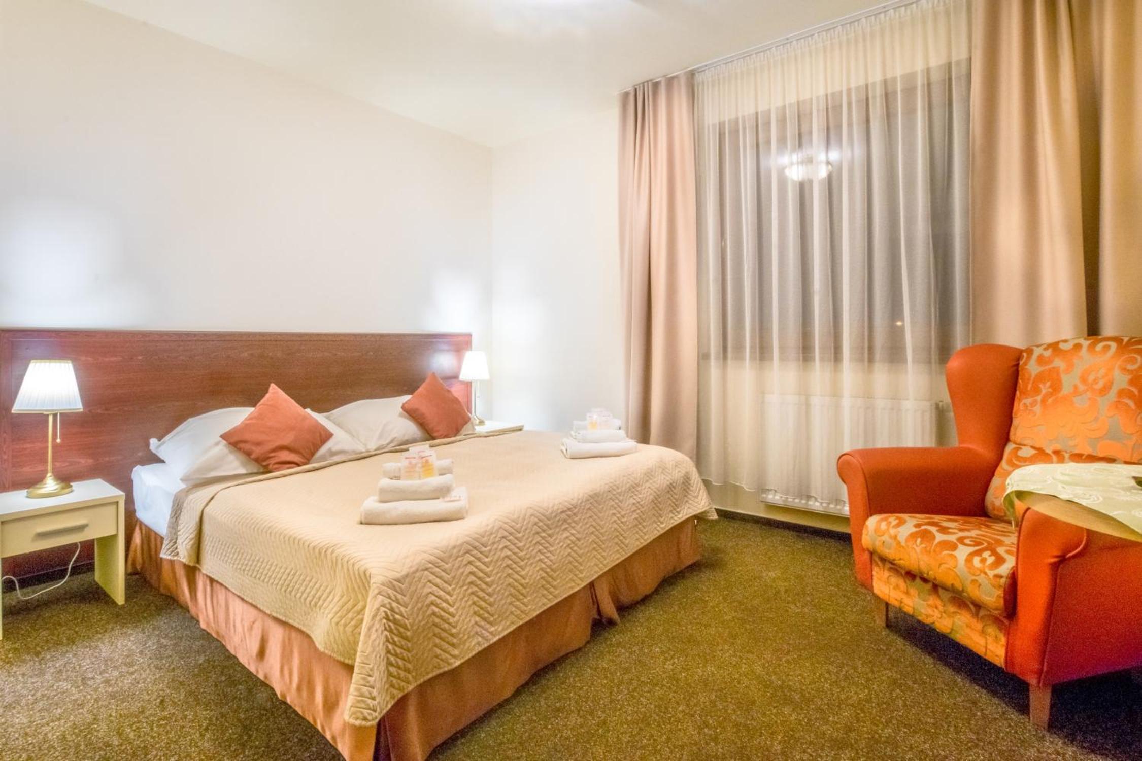 Double or Twin Room with Private Bathroom - Photo 3