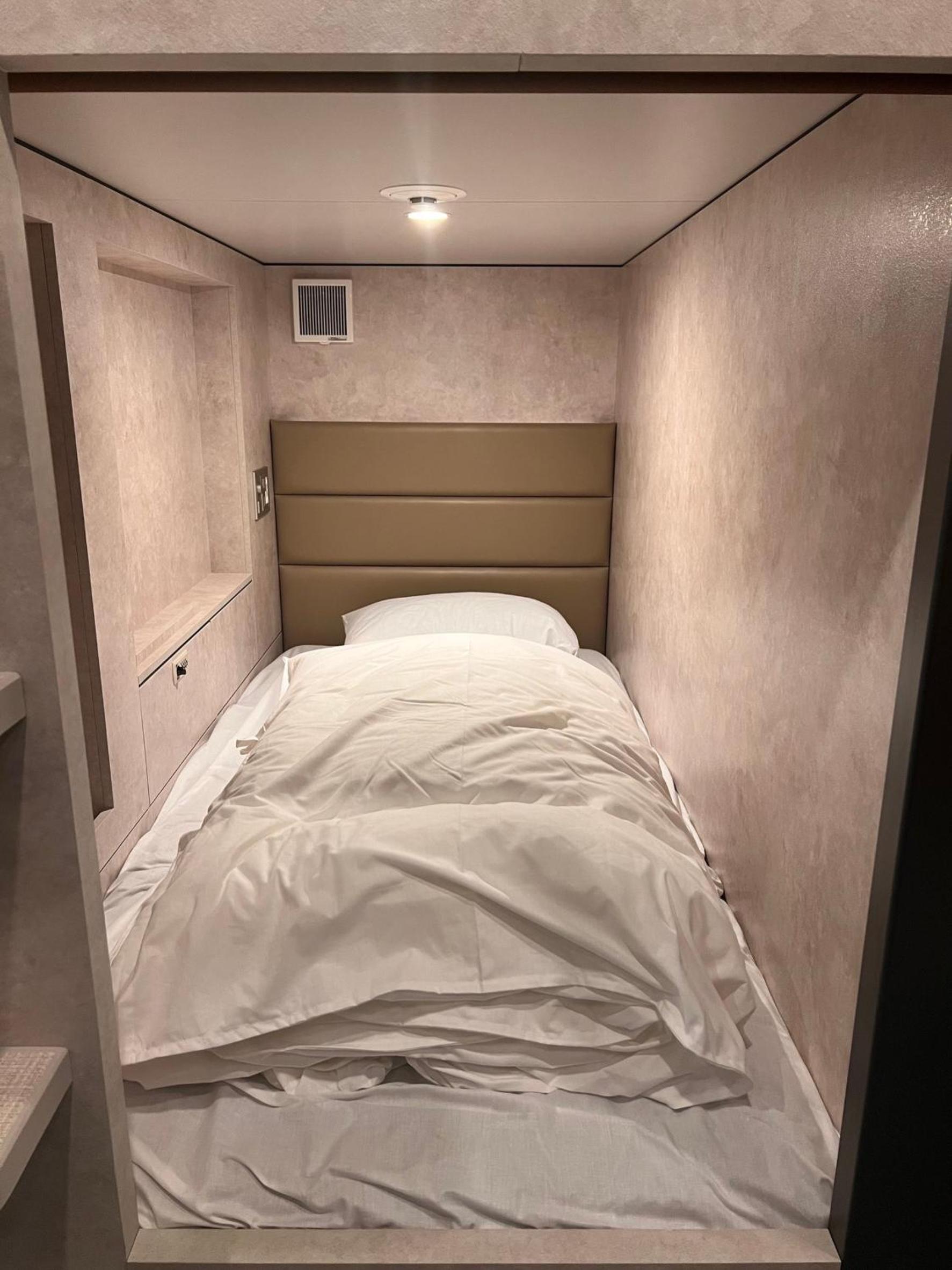 All gender floor Capsule Room photo 2