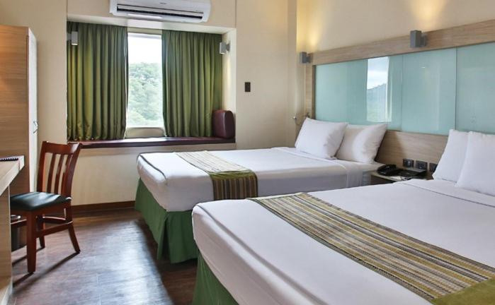 Queen Room with Two Queen Beds - Non-Smoking - Photo 2