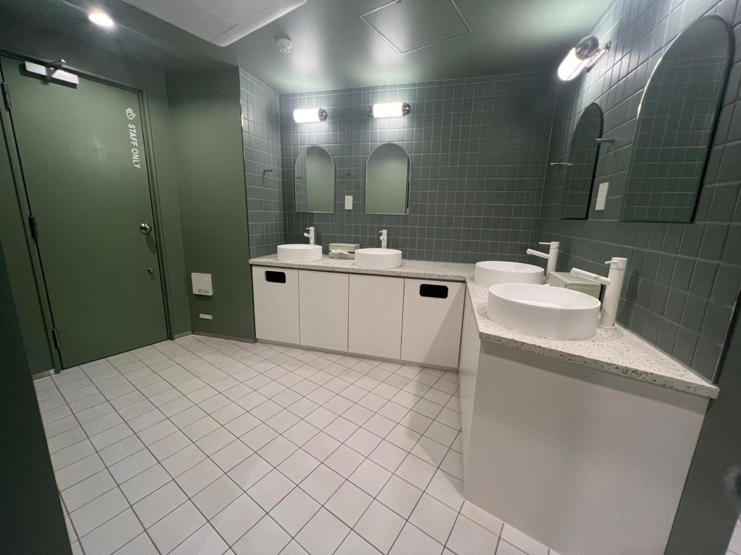 All gender floor Capsule Room photo 3