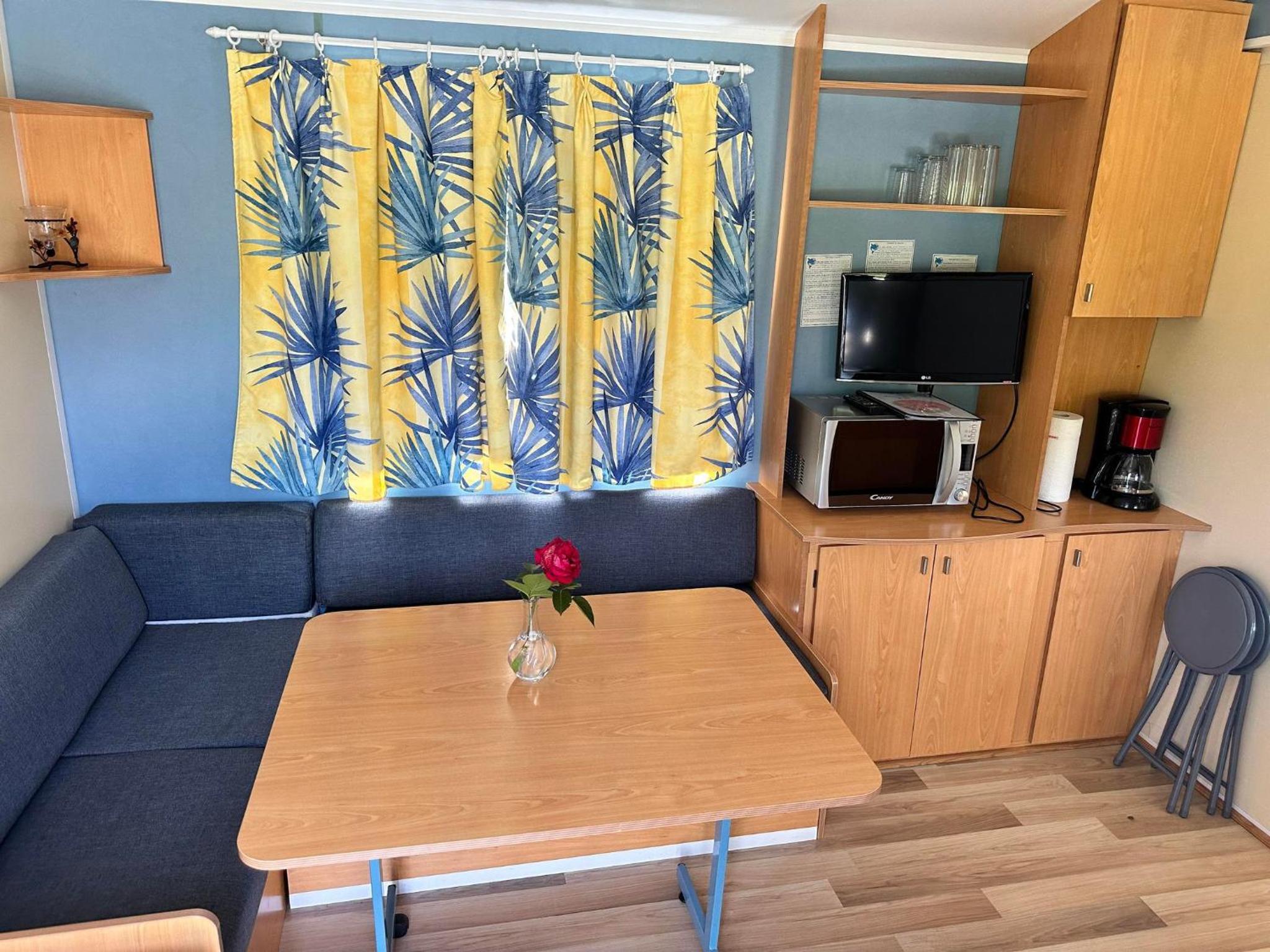 Mobile Home - Photo 3