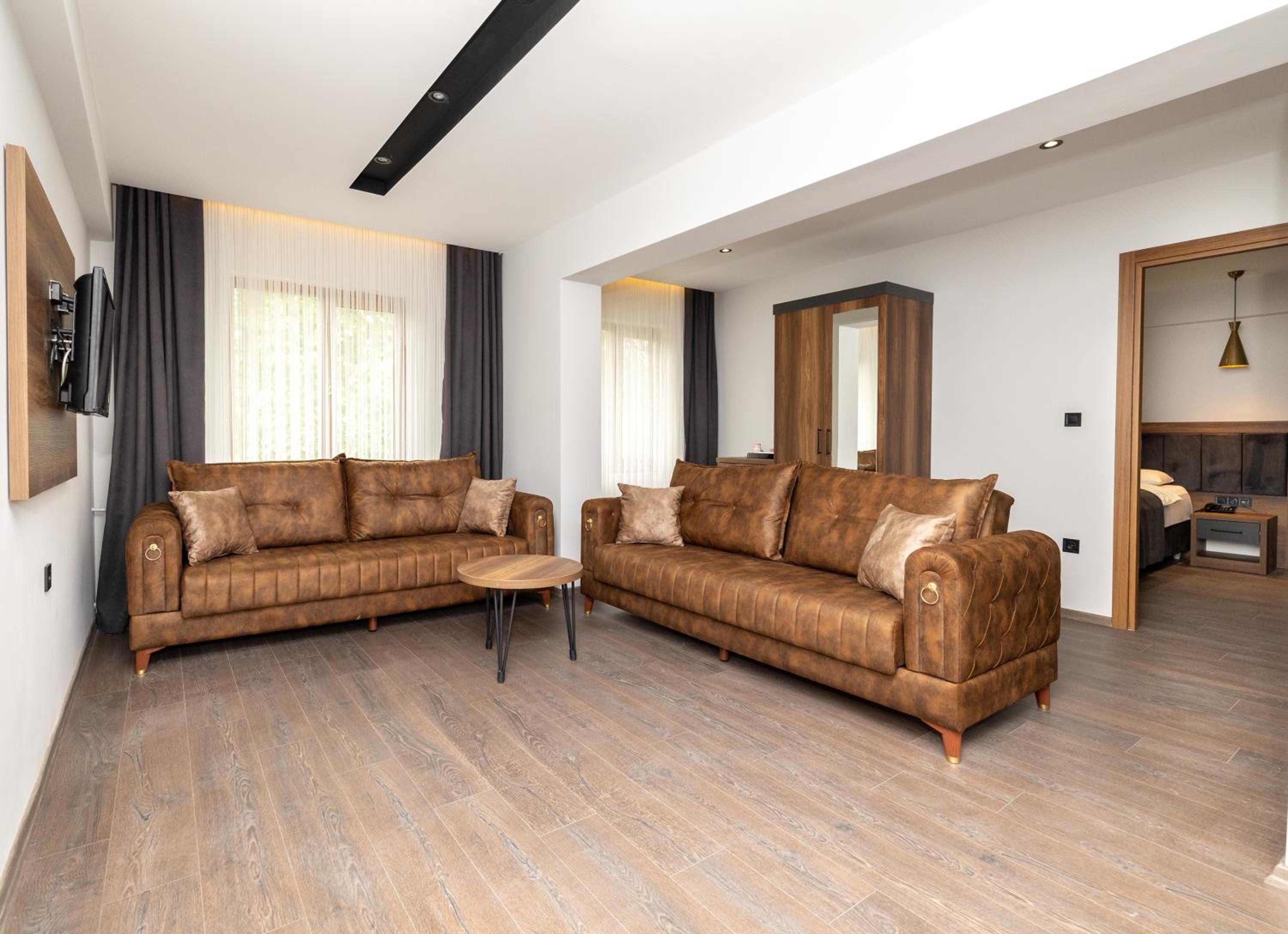 Deluxe Double Room (2 Adults + 1 Child) - Photo 12