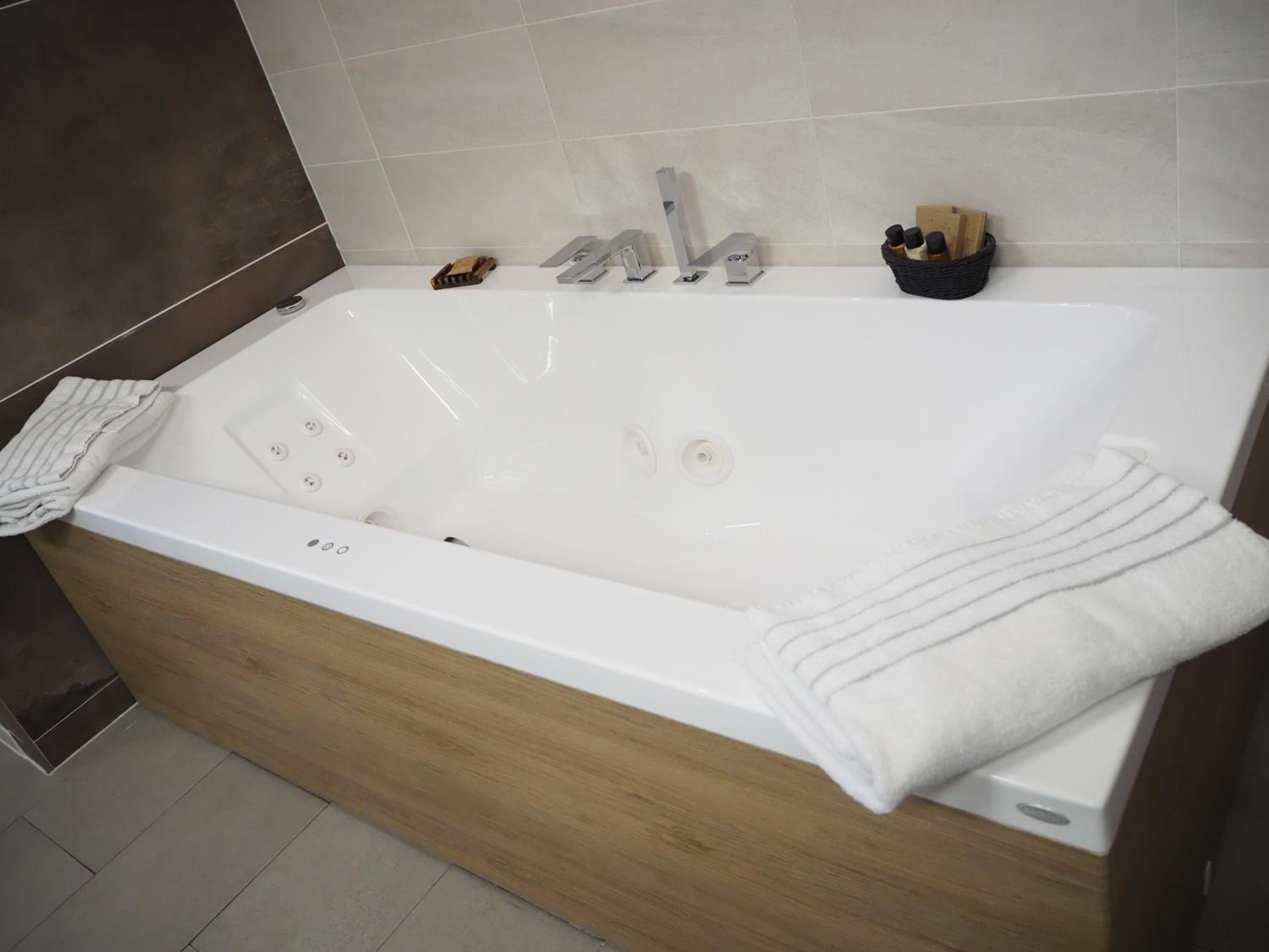 Deluxe Double Room with Jacuzzi photo 3