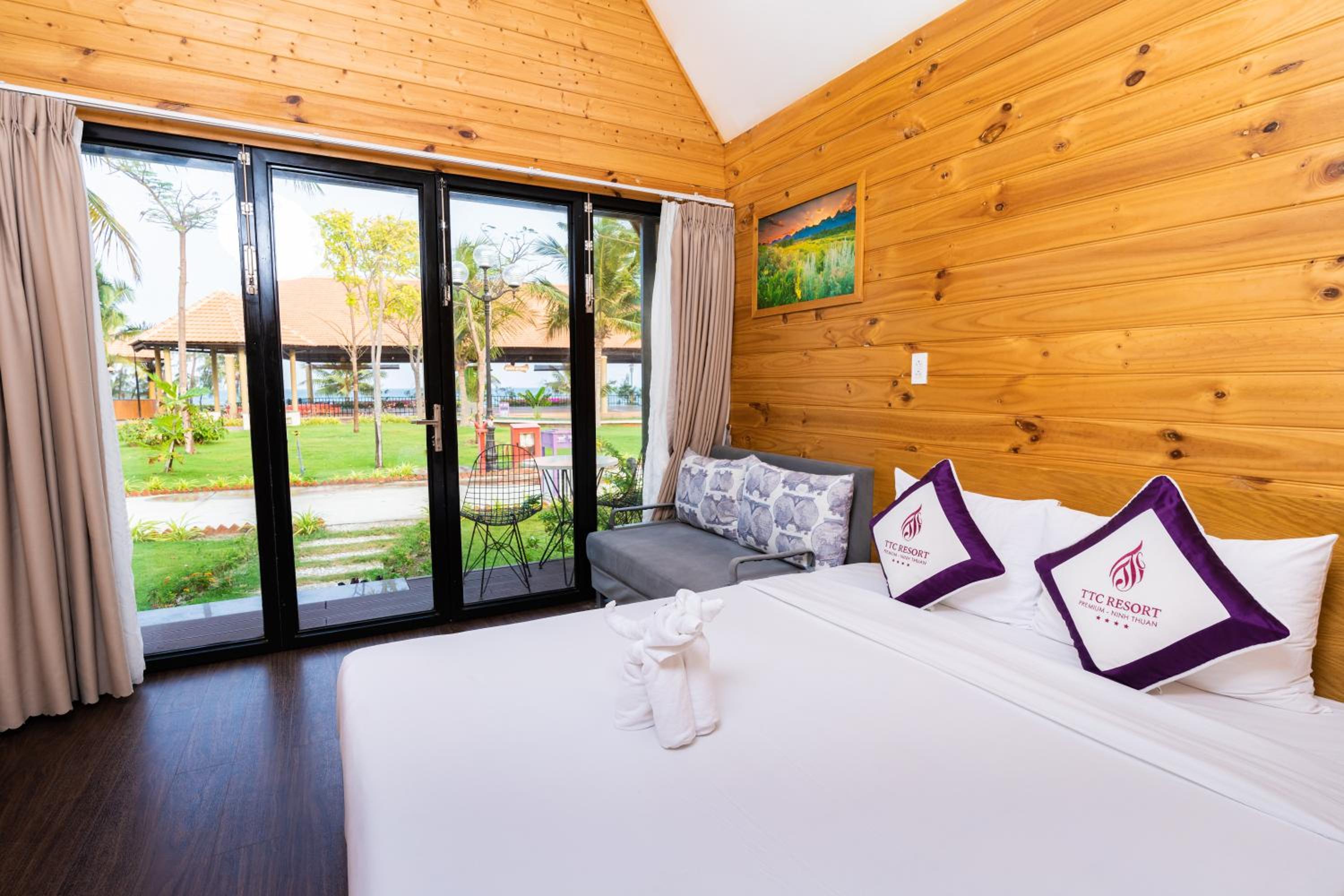 Wooden Bungalow with Pool View  - Photo 1