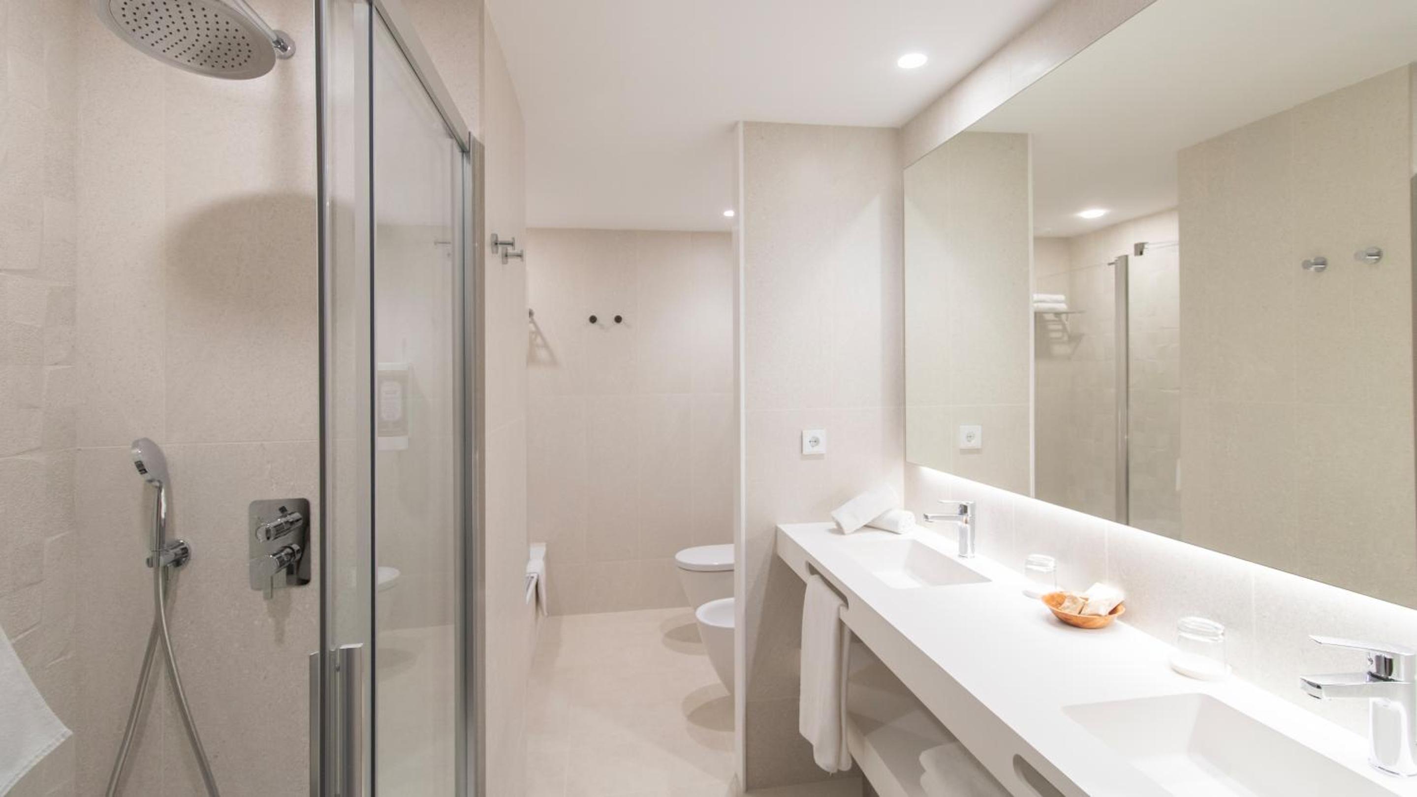 Quadruple Room with Sea or Pool View photo 3