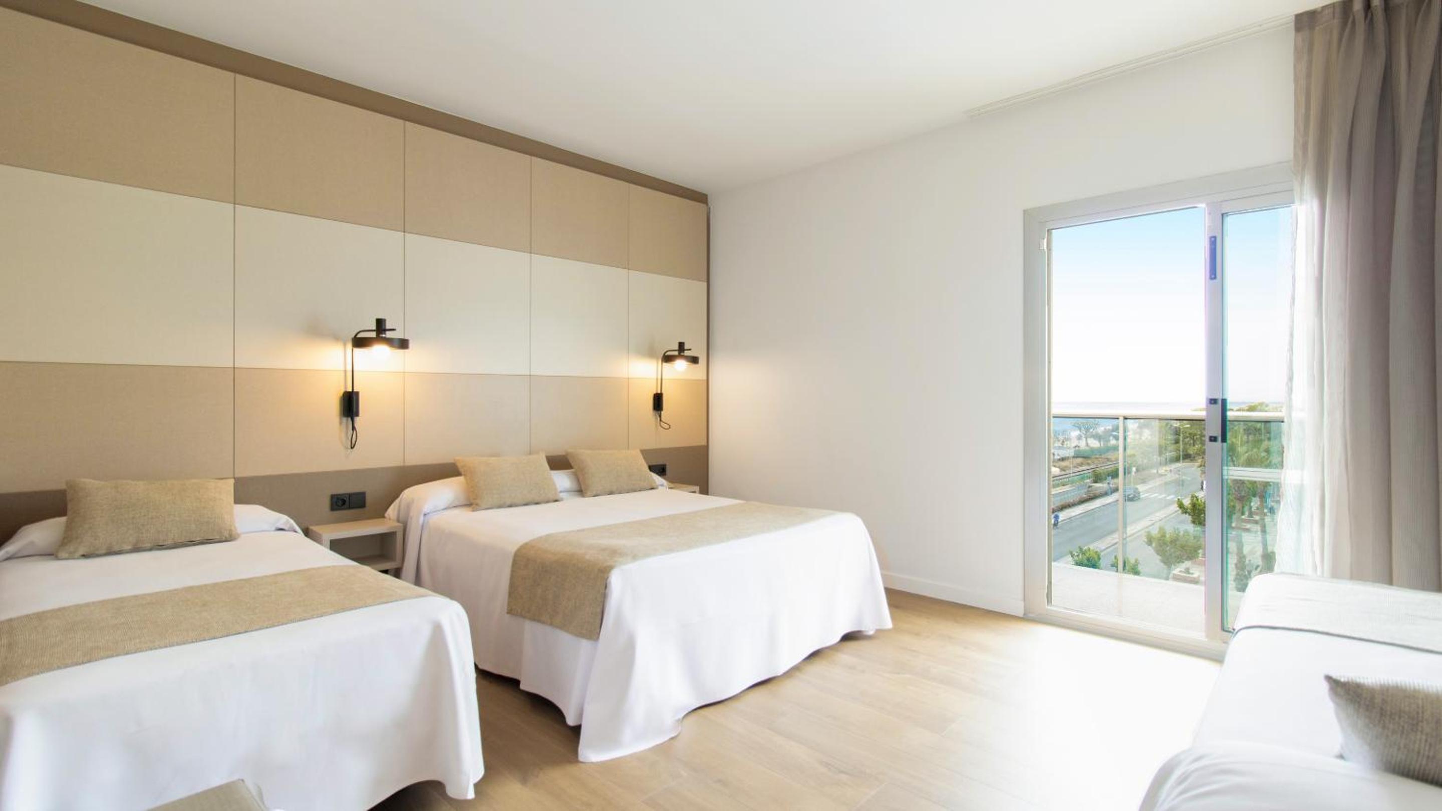 Habitación Cuádruple con Vista al Mar o a la Piscina