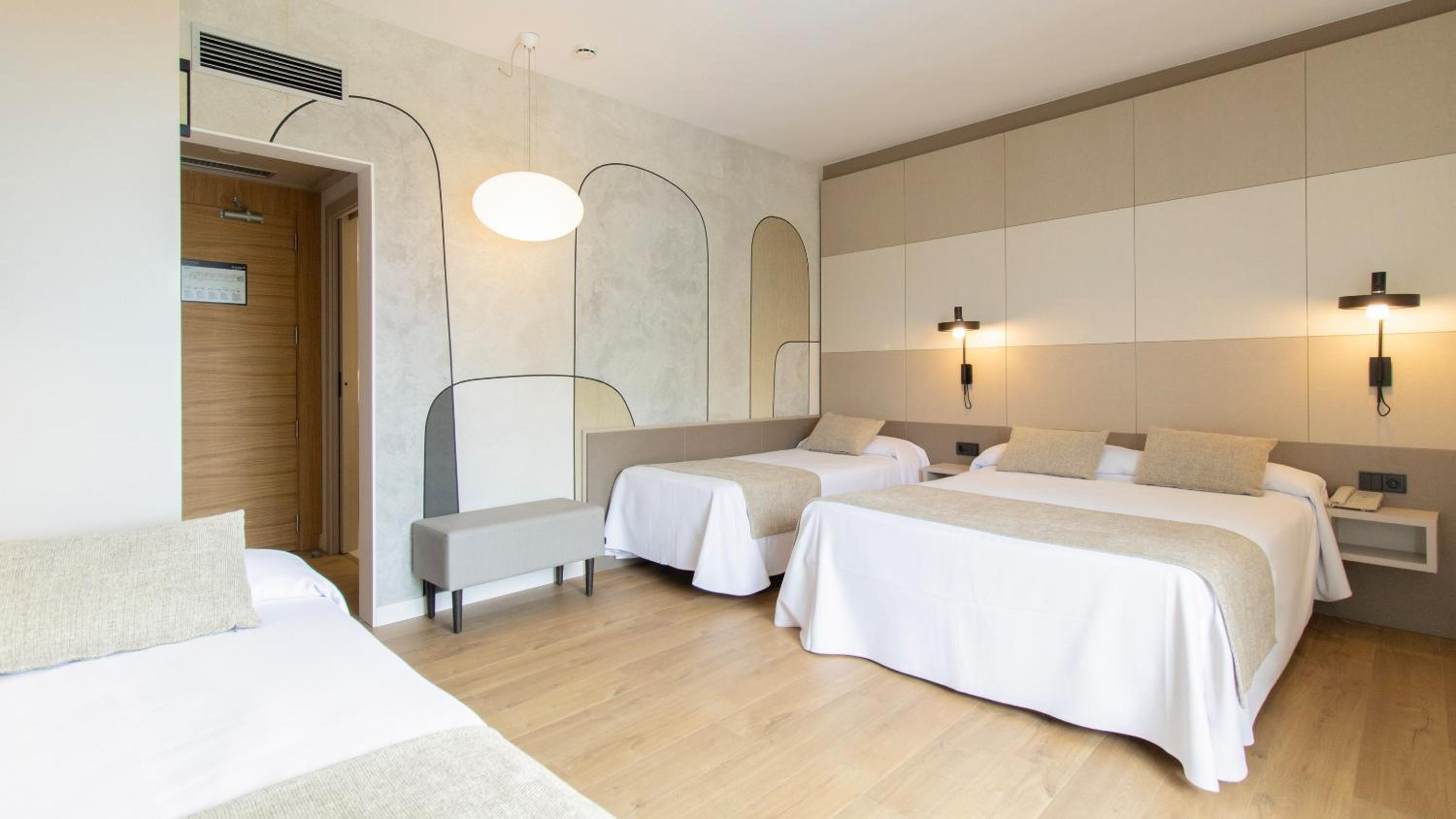 Quadruple Room with Sea or Pool View photo 2