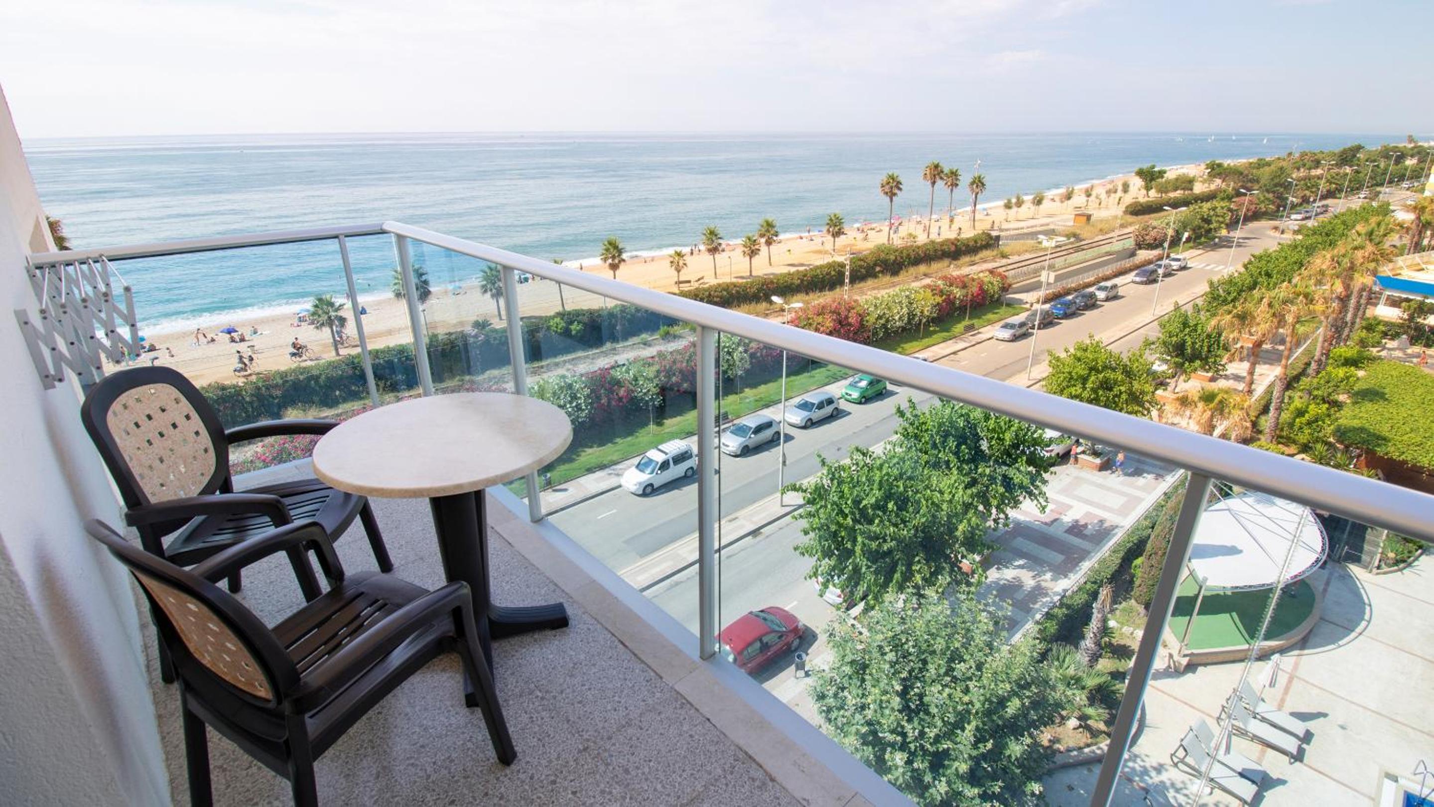 Quadruple Room with Sea or Pool View photo 3