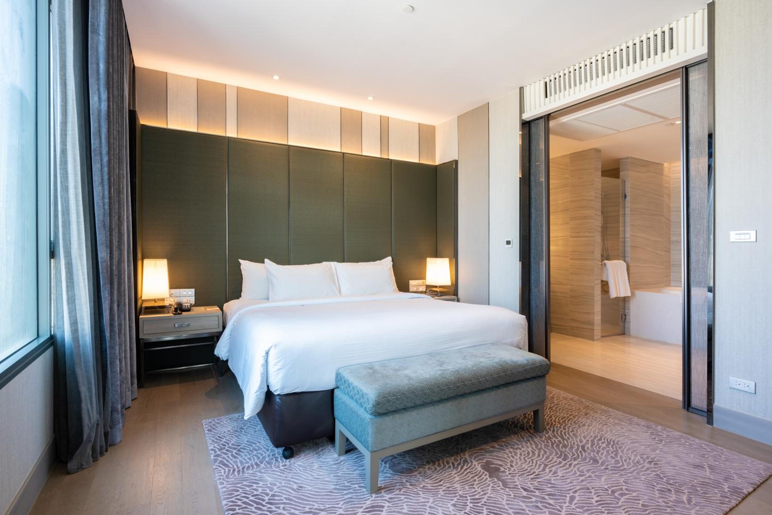 Executive Suite - Photo 11