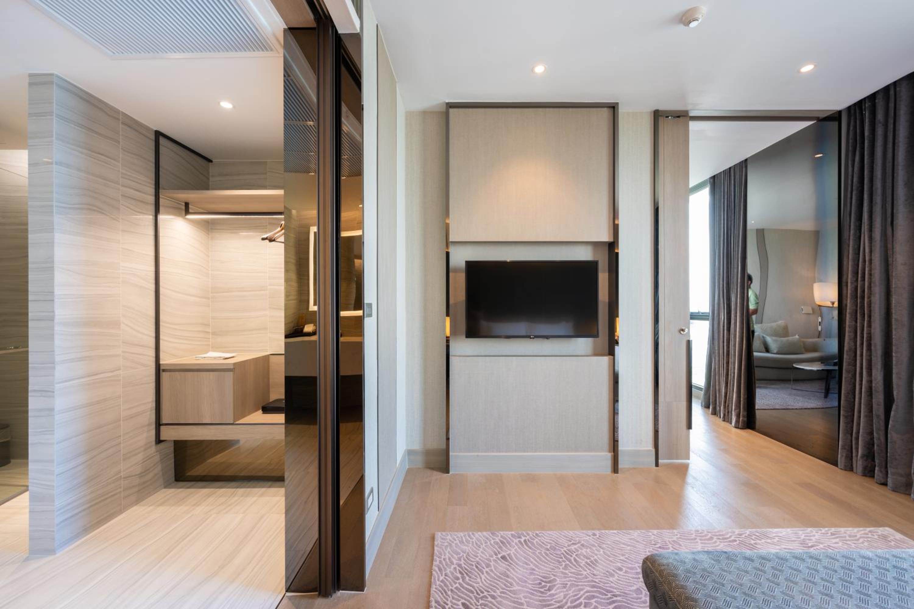 Executive Suite - Photo 9