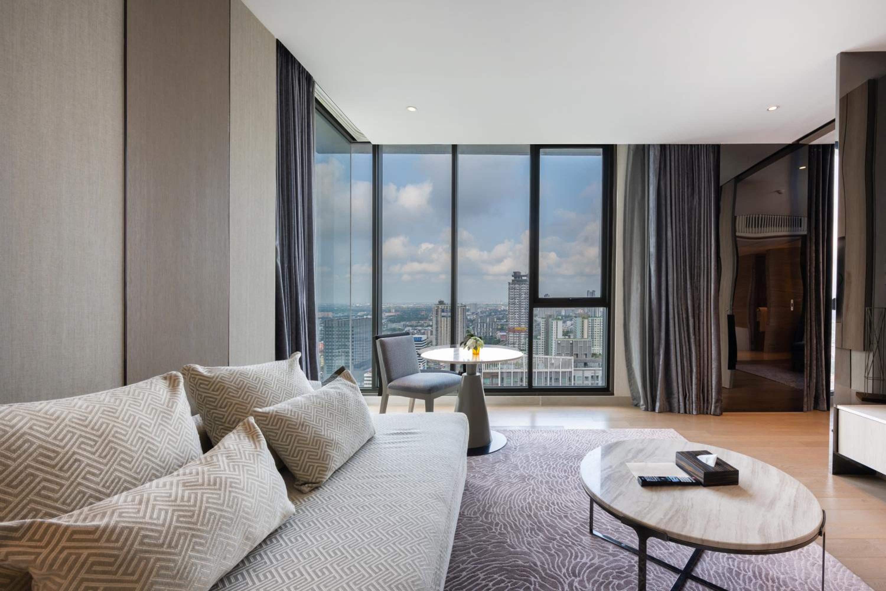 Executive Suite - Photo 8