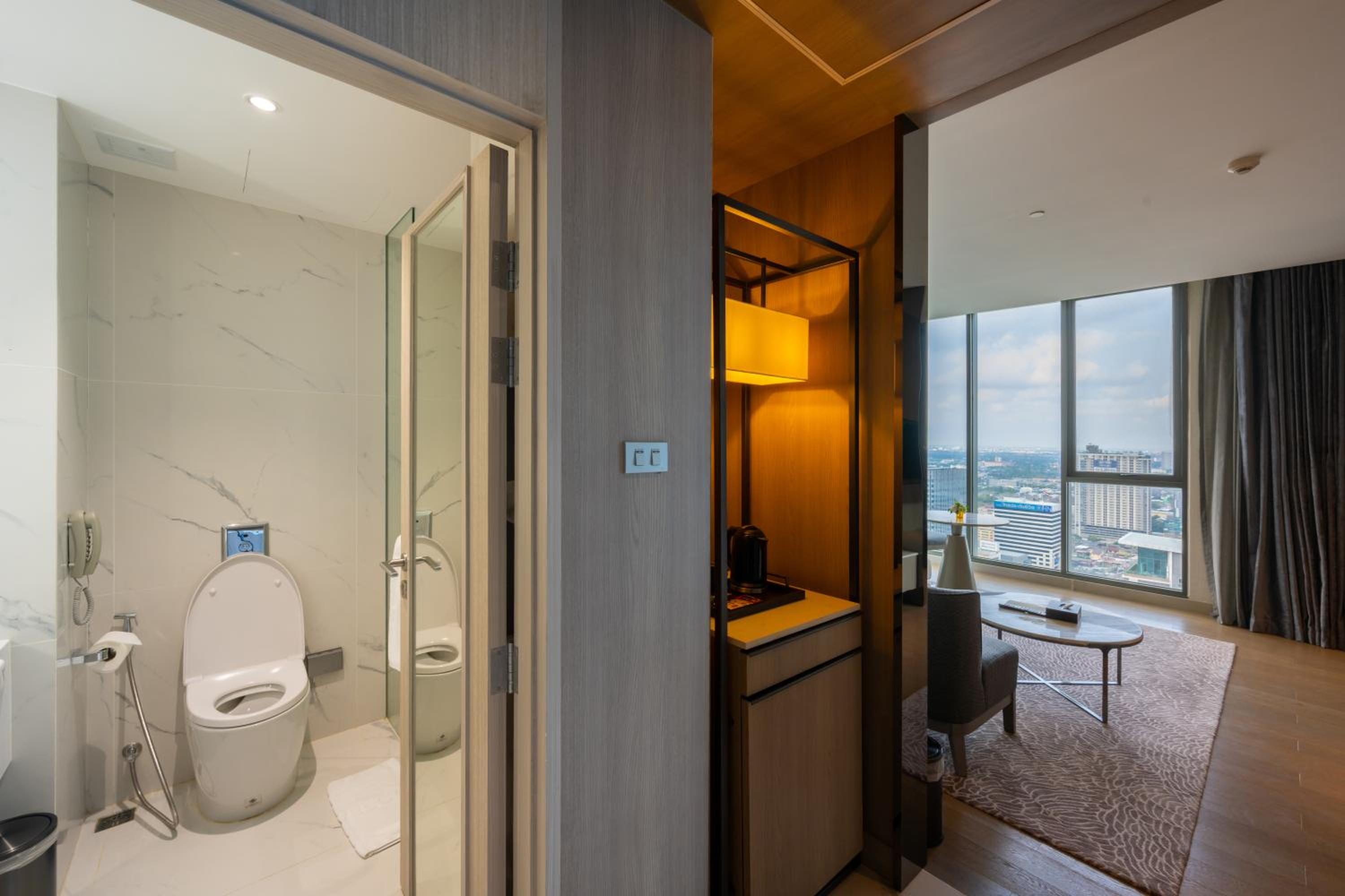 Executive Suite - Photo 4
