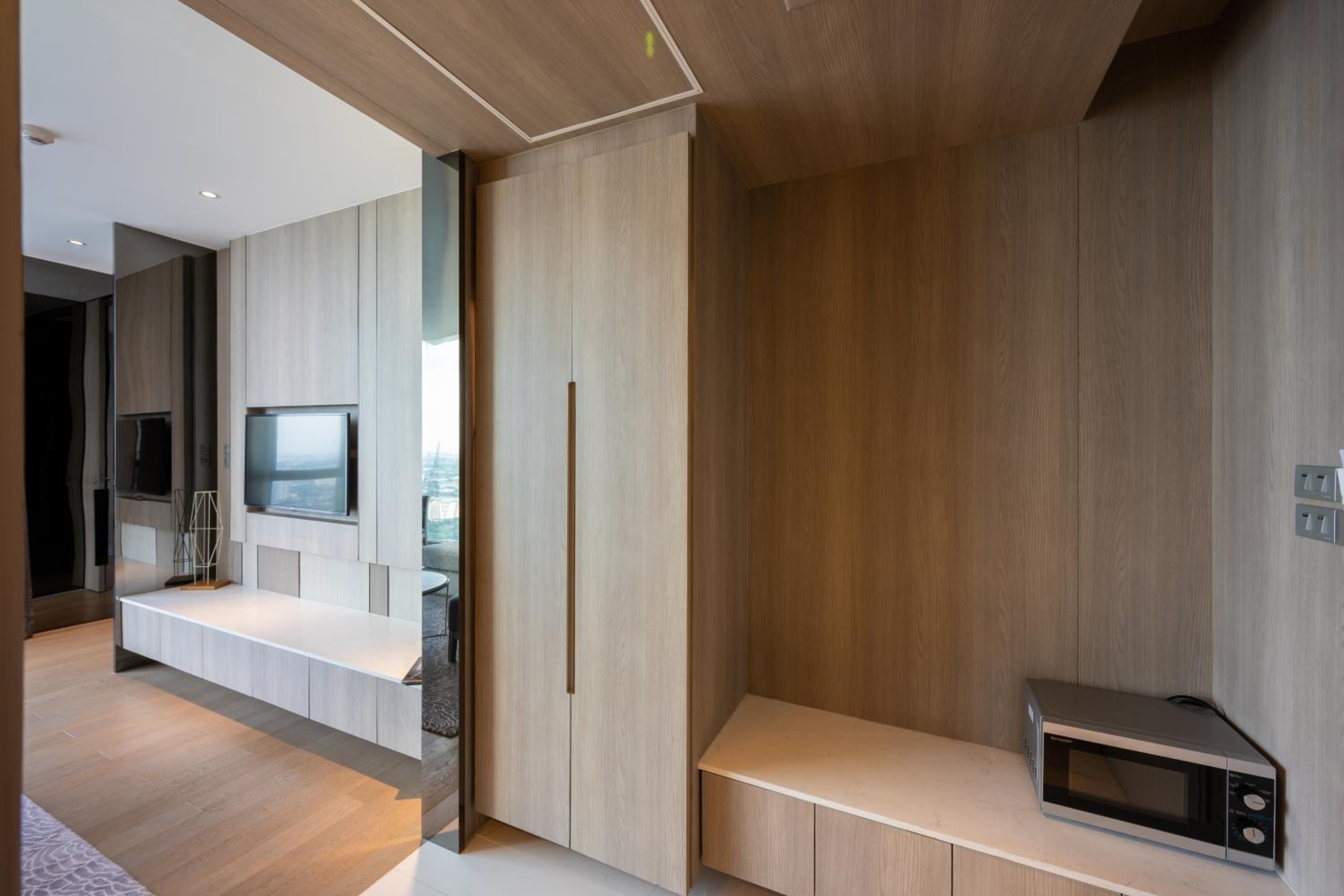 Executive Suite - Photo 6