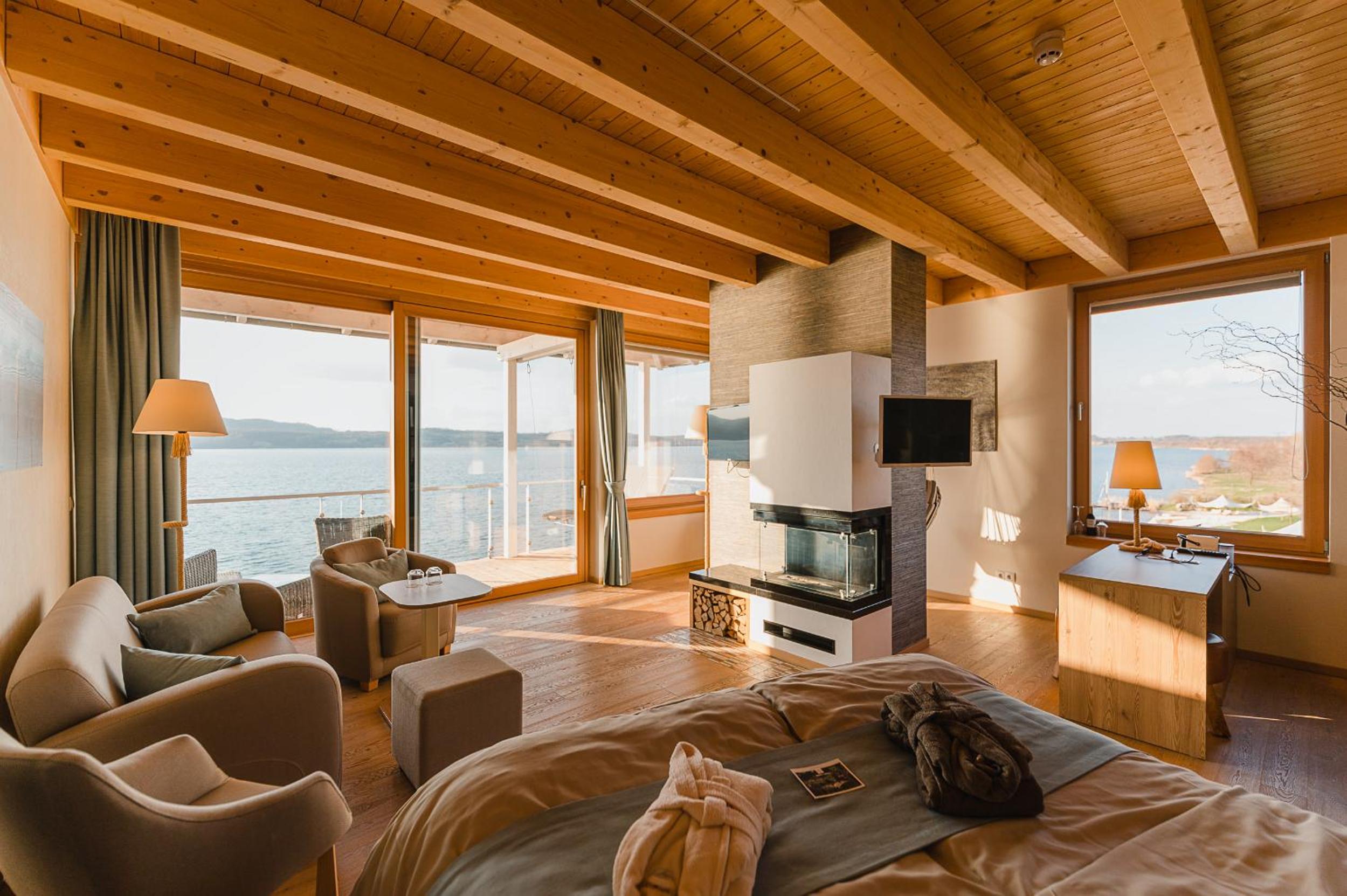 Luxury Suite with Balcony and Lake View - Photo 1