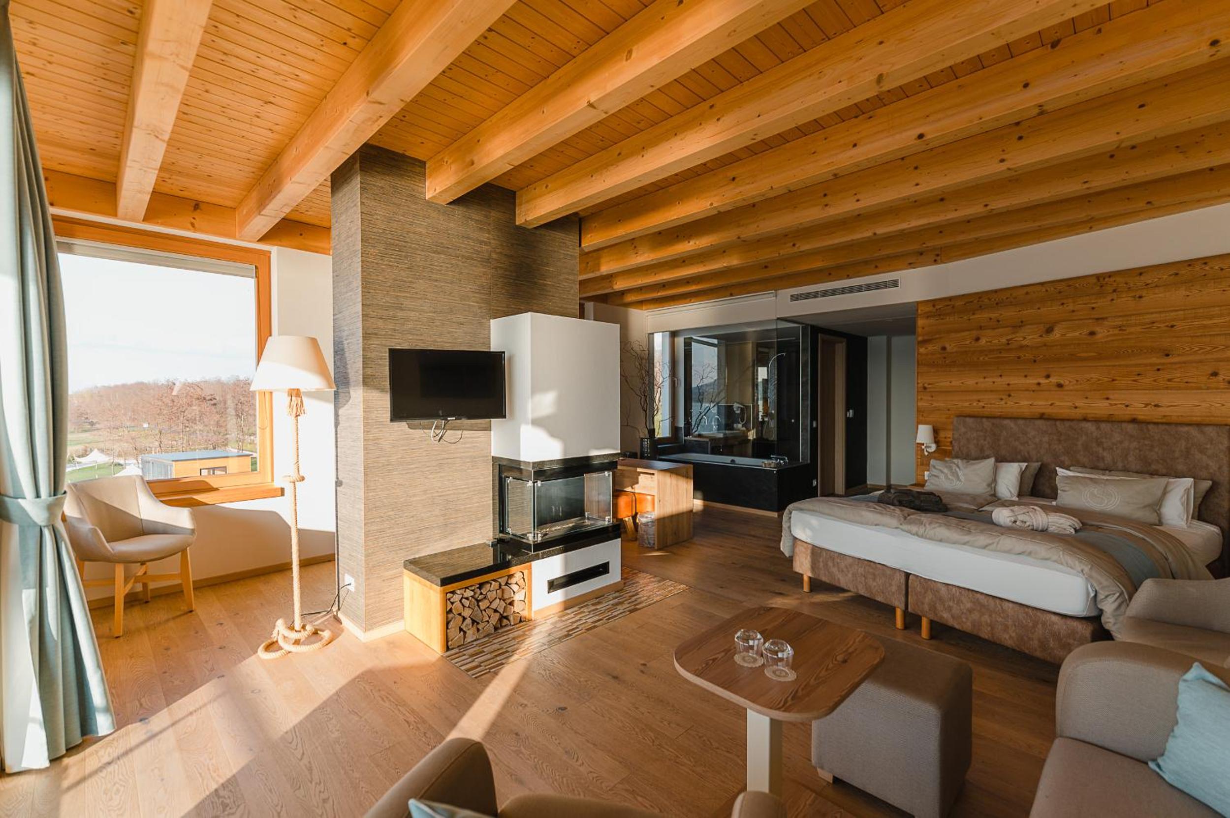 Luxury Suite with Balcony and Lake View - Photo 4