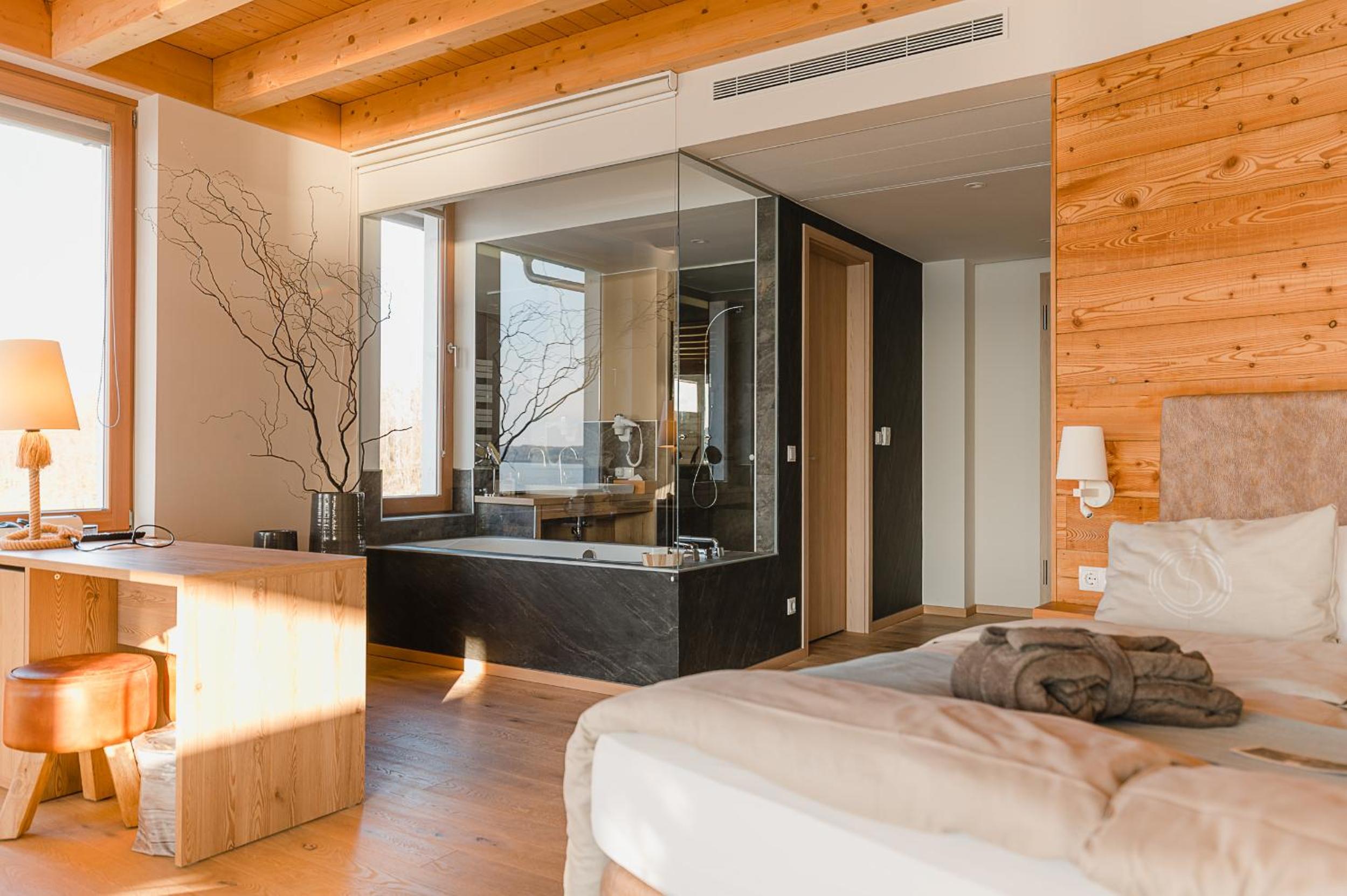 Luxury Suite with Balcony and Lake View - Photo 8