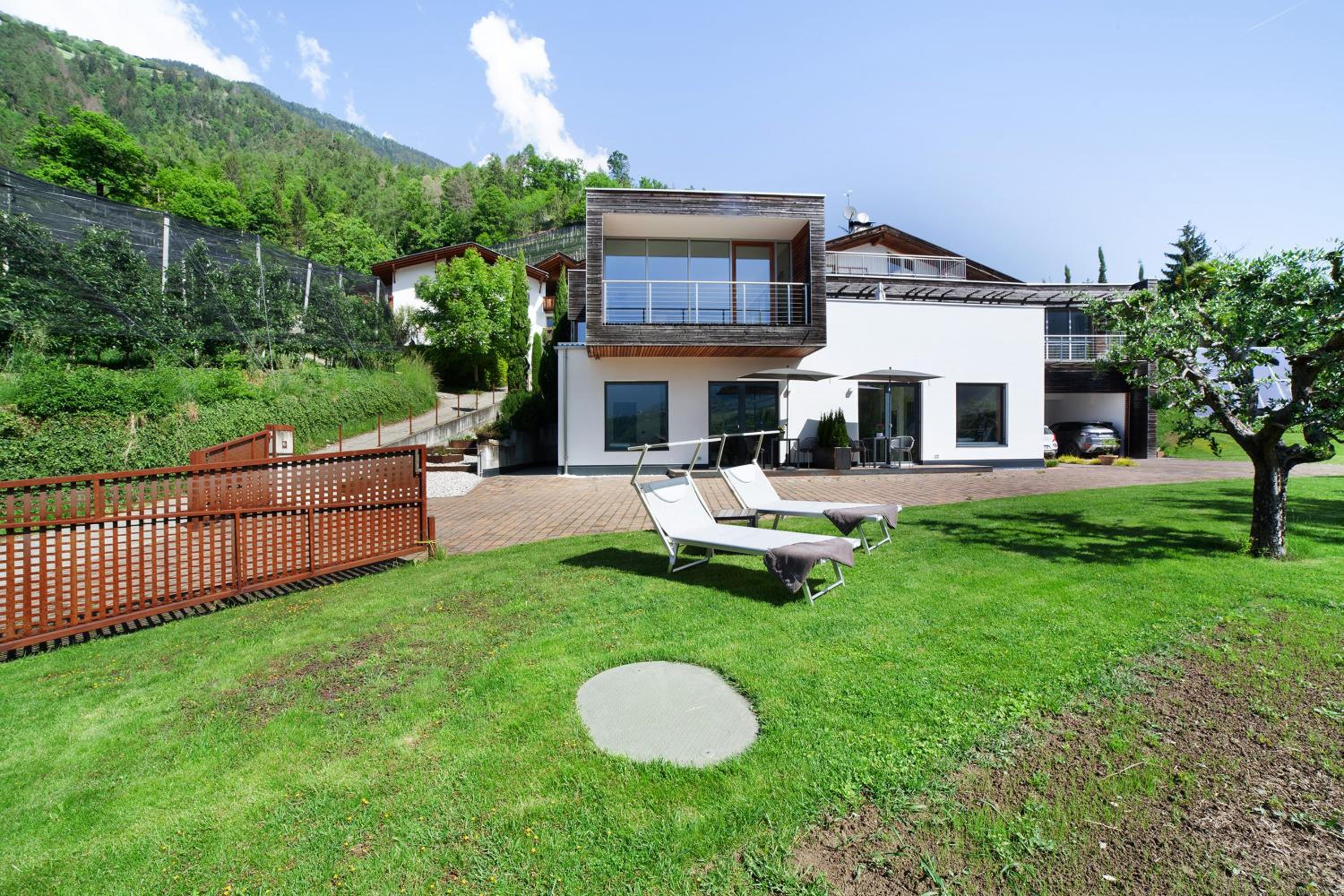One-Bedroom Apartment with Garden View photo 2