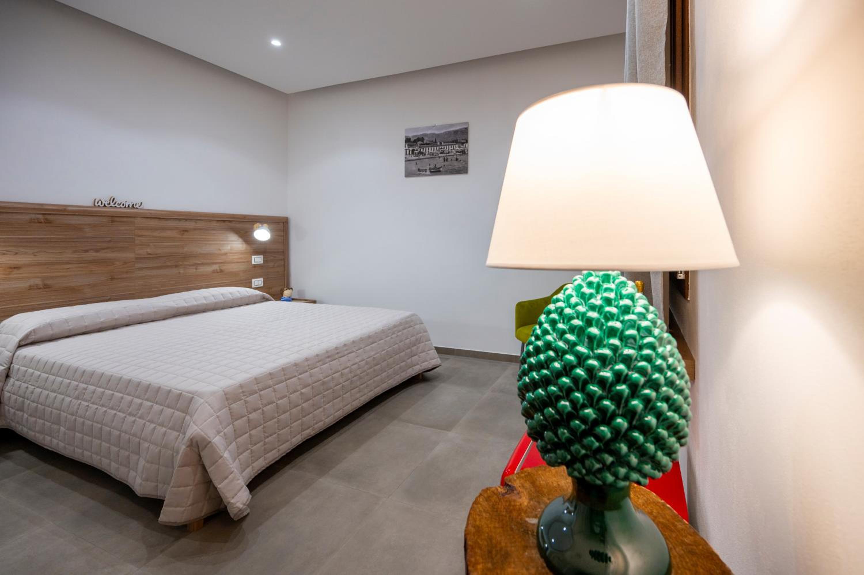 Deluxe Double Room with Side Sea View photo 1