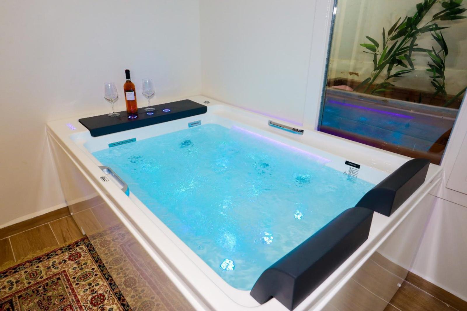 Double Room with Spa Bath photo 2