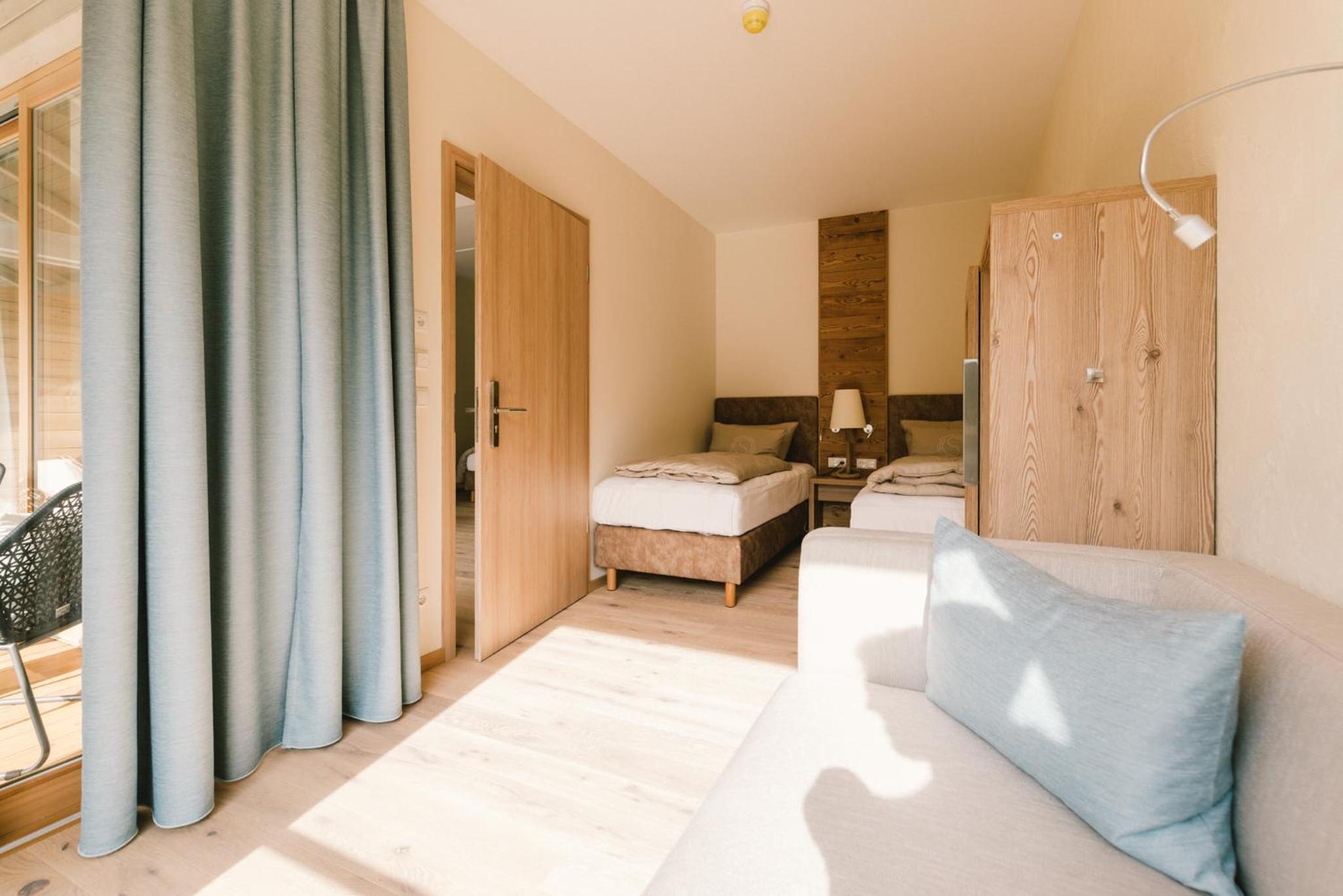 Family Suite with Balcony - Photo 5