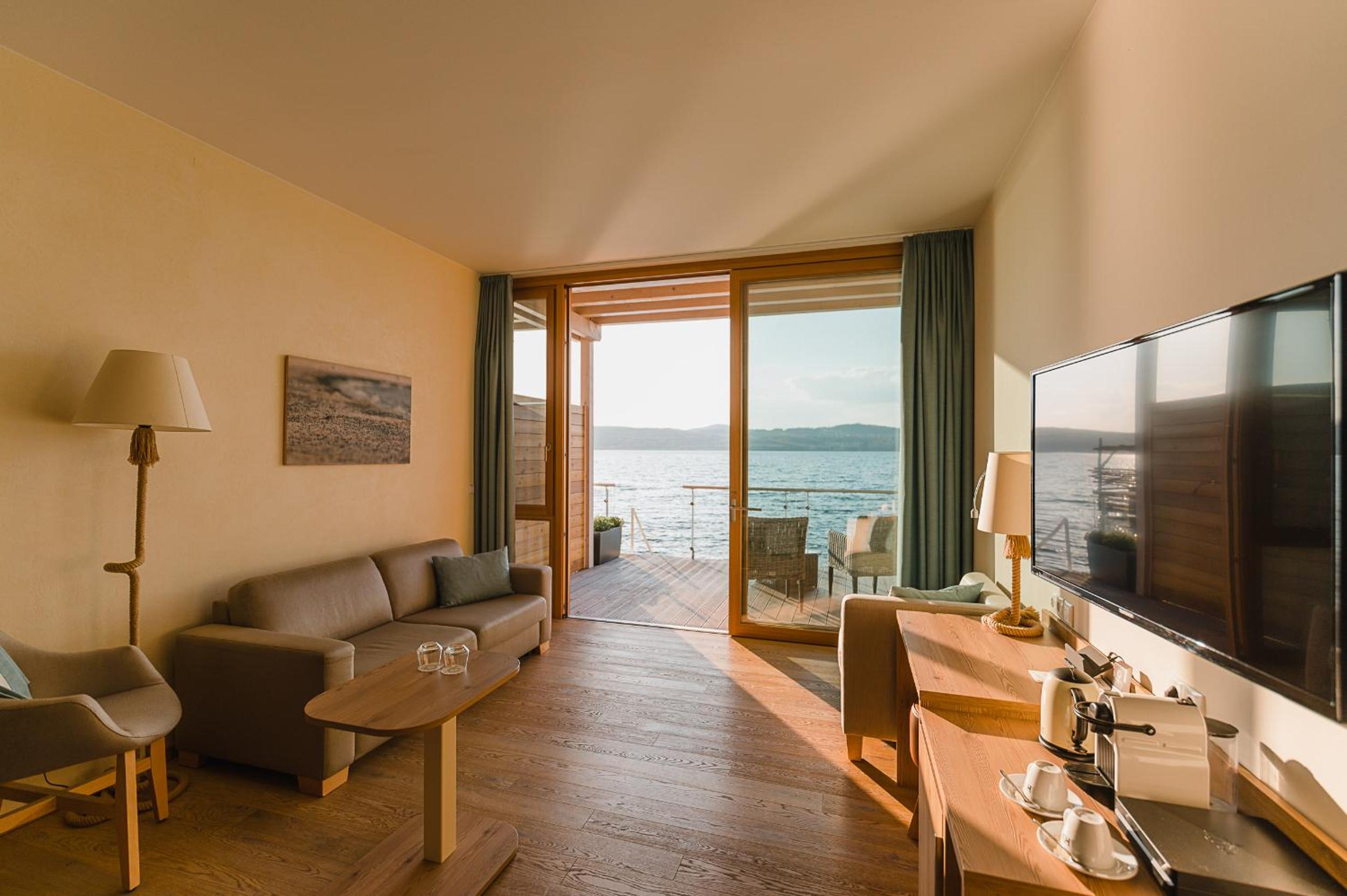 Large Double Room with Private Lake Access