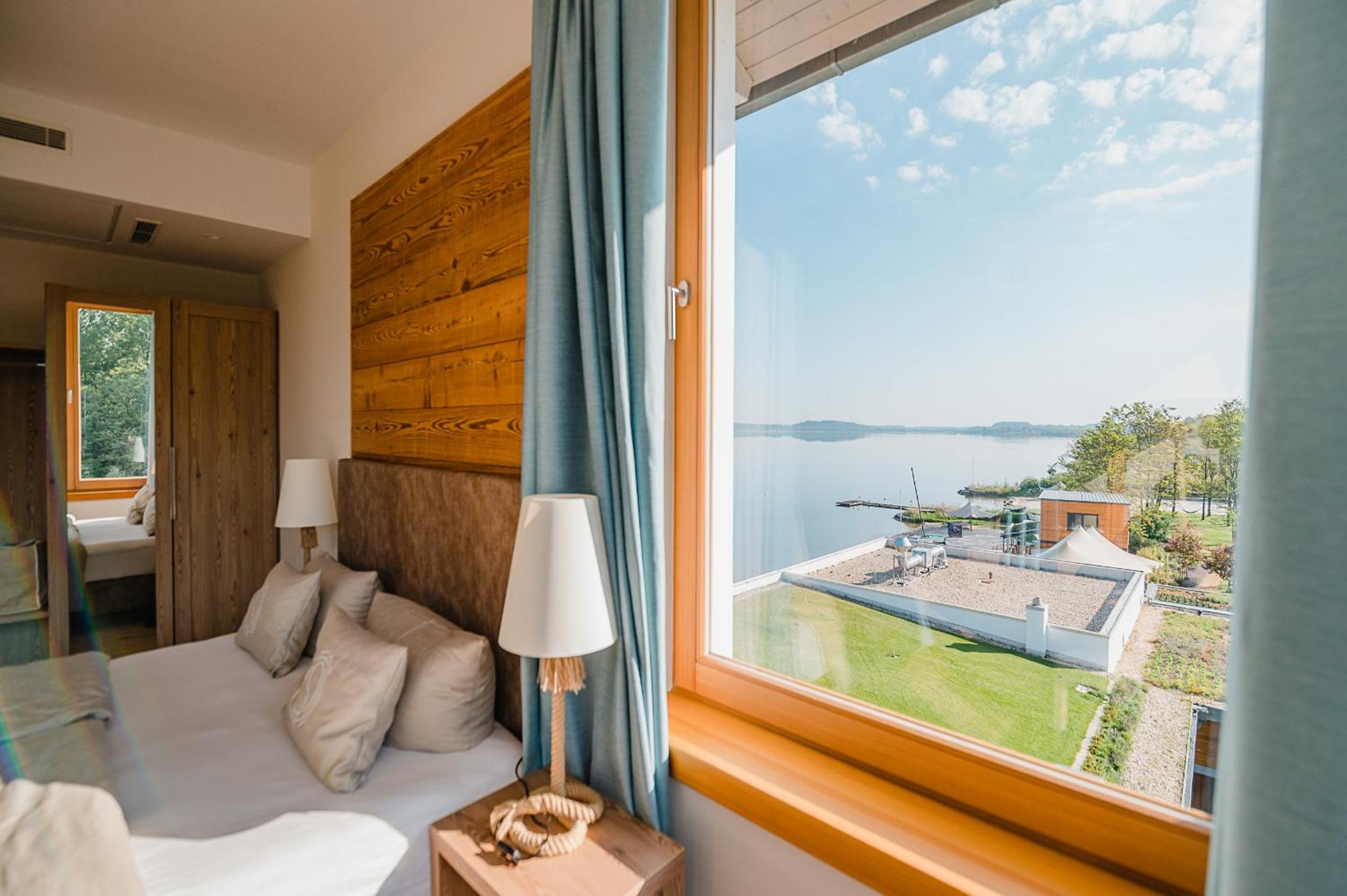 Double Room with Balcony and Side Lake View - Photo 4