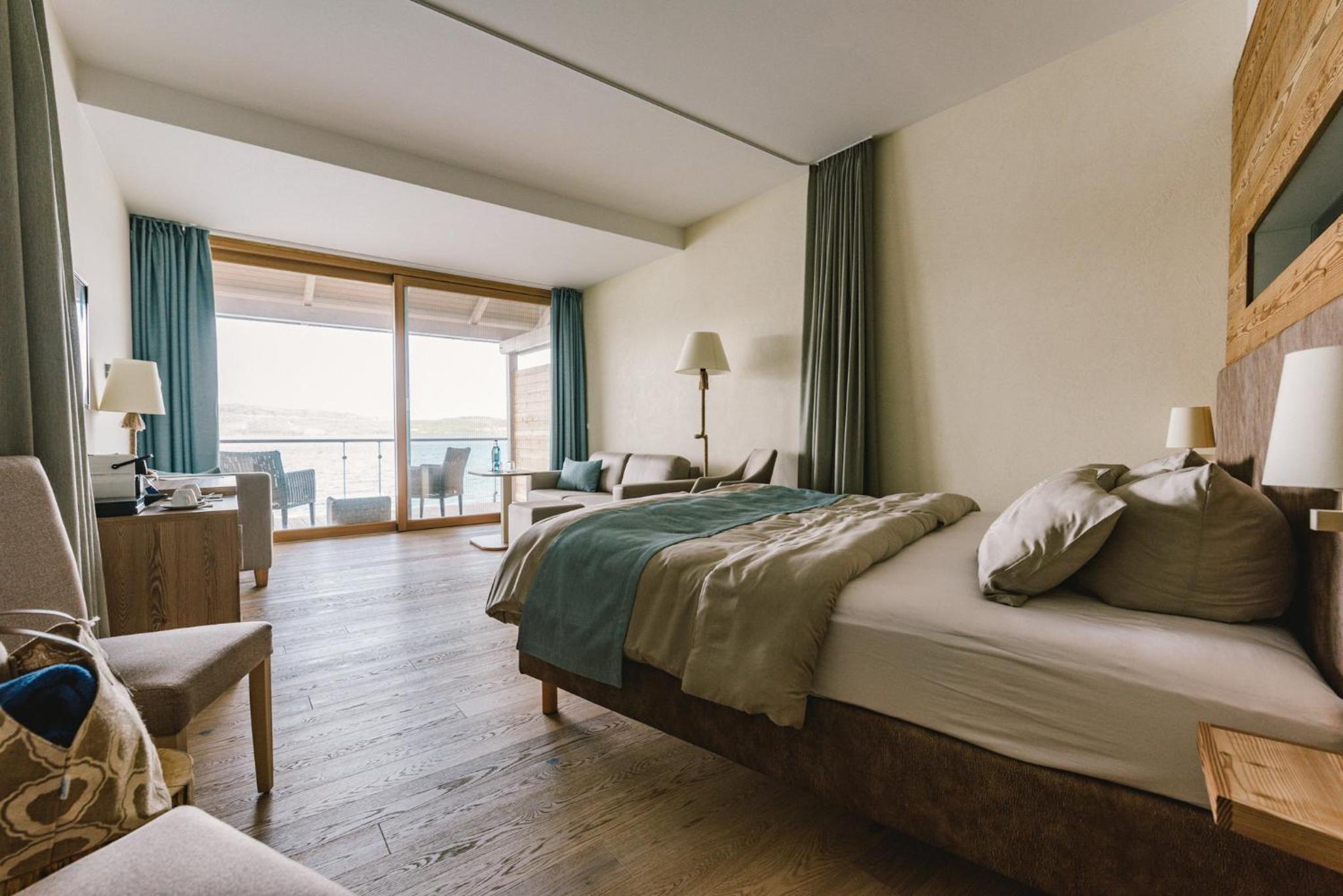 Large Double Room with Balcony and Lake View