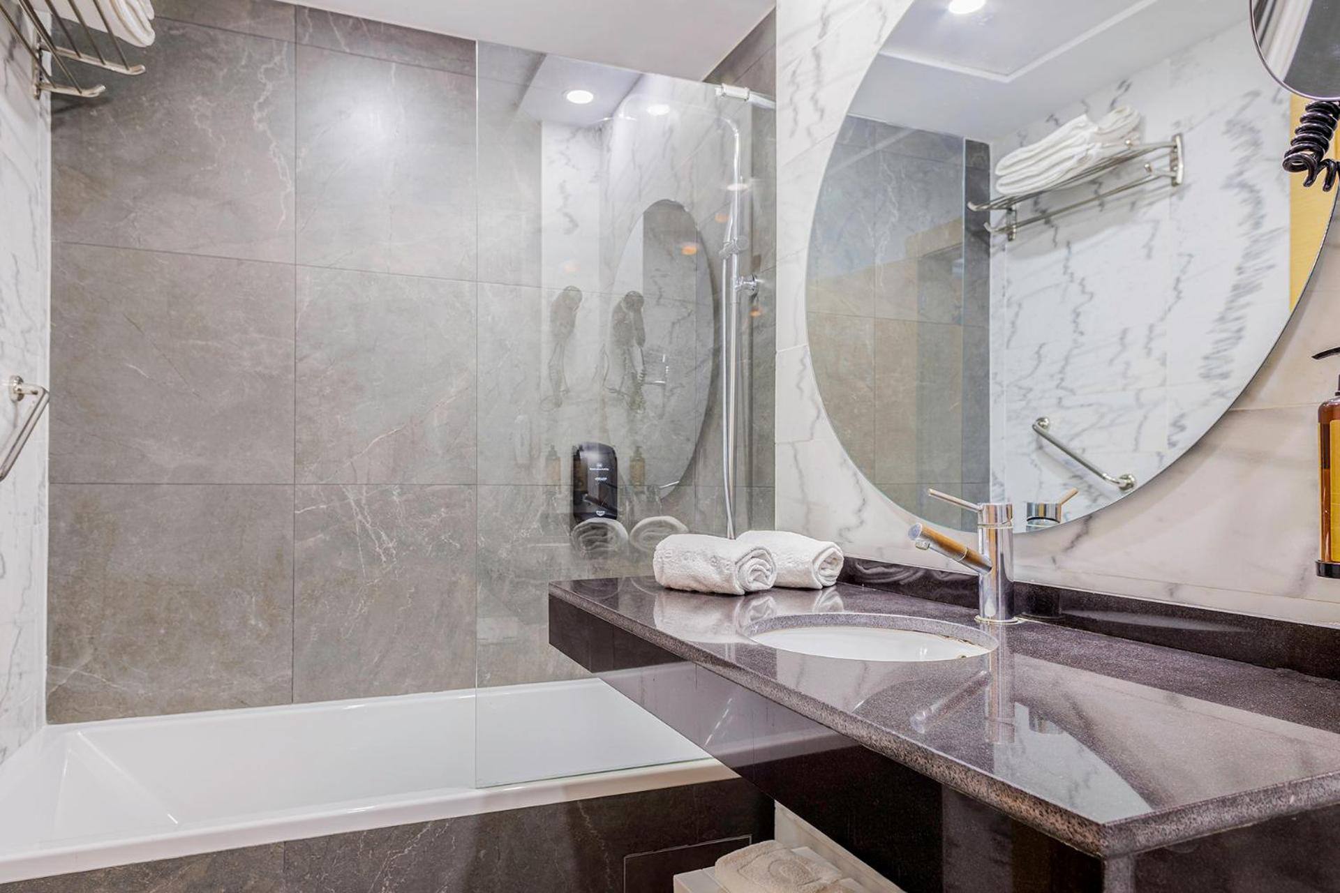 Deluxe Room (2 Adults) - Photo 4