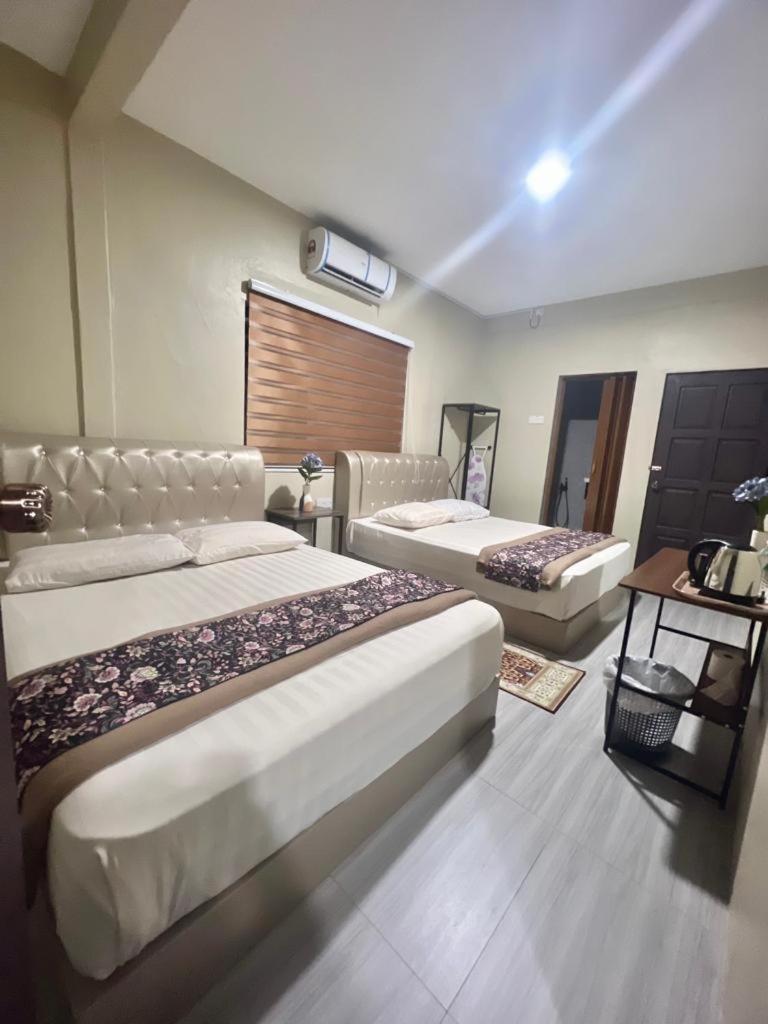 Queen Suite with Pool View