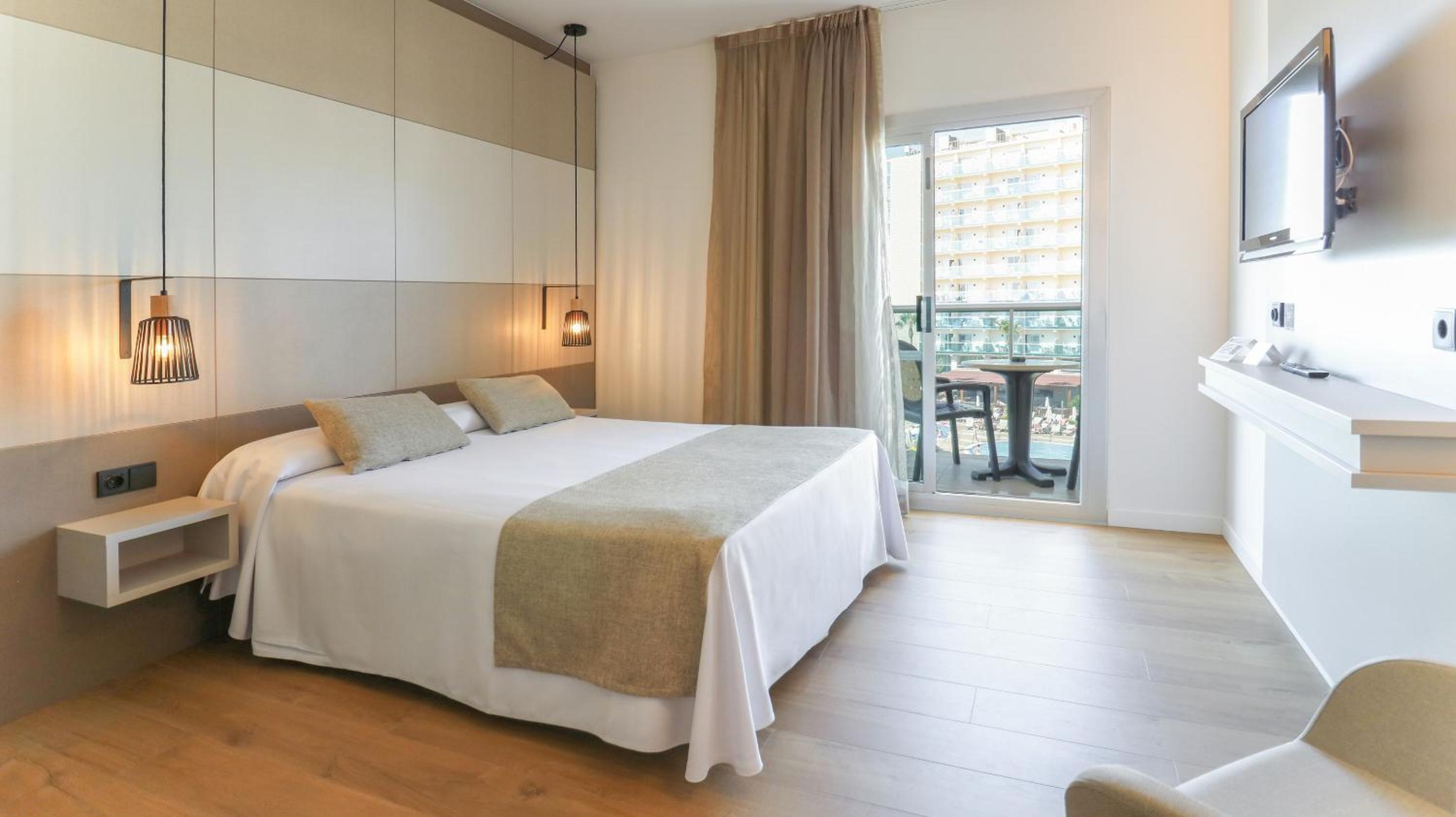 Habitación Familiar con Vista a la Piscina o al Mar (2 Adultos + 2 Niños)