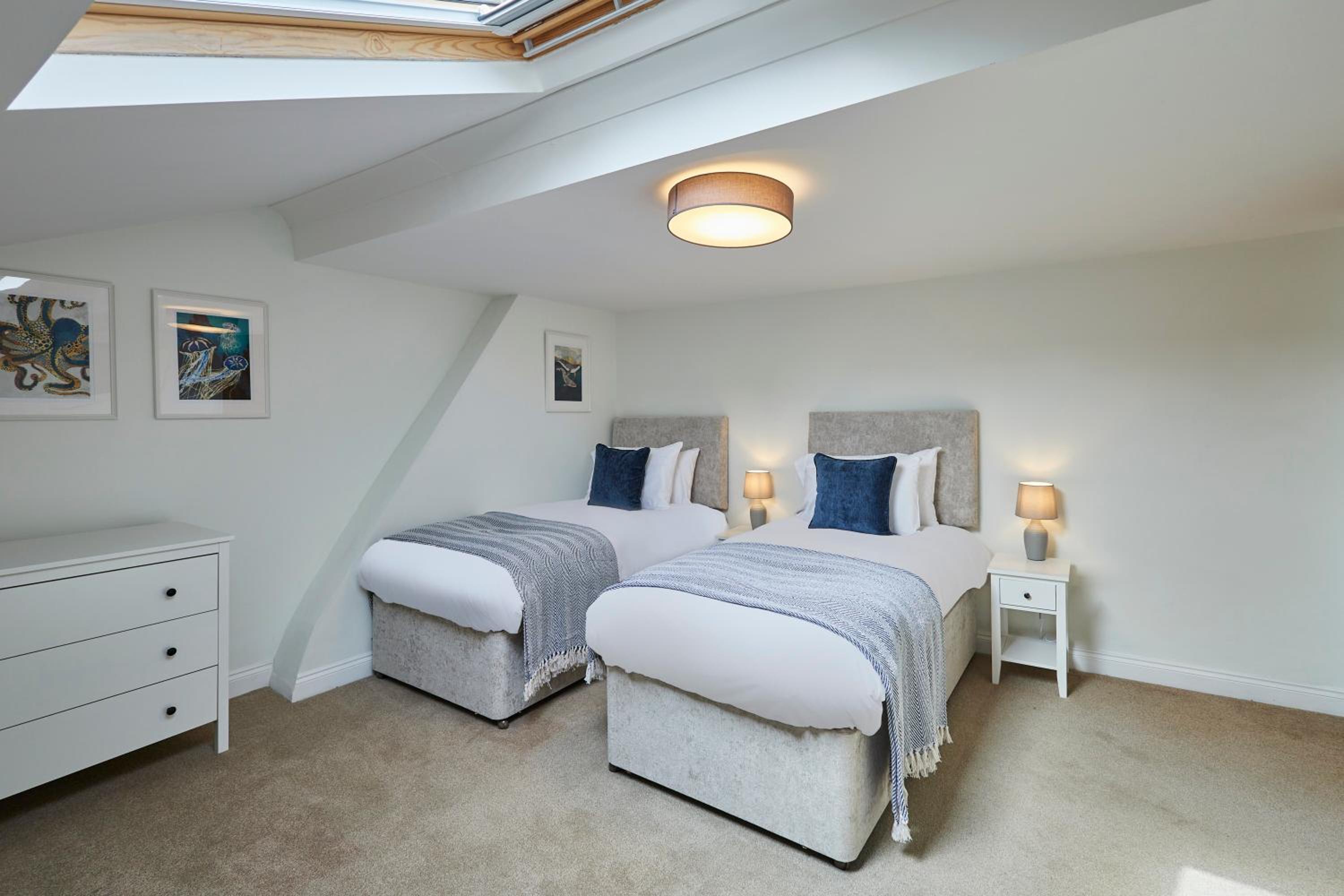 Five-Bedroom House photo 3