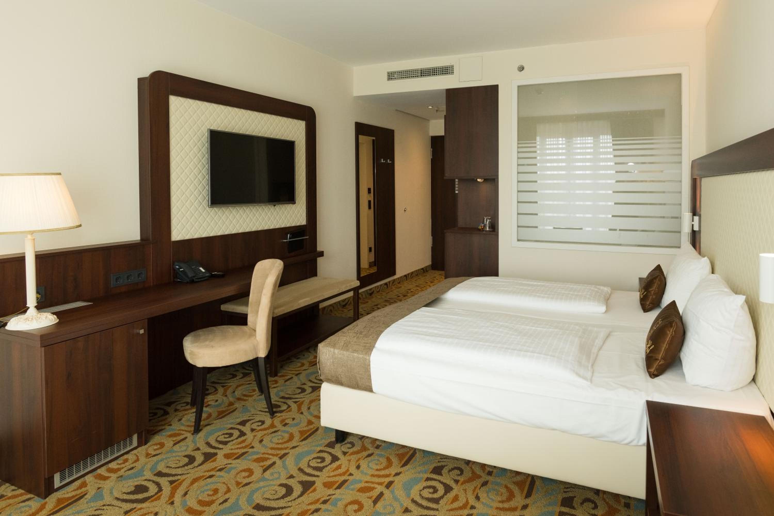 Deluxe Double or Twin Room with River View - Photo 7