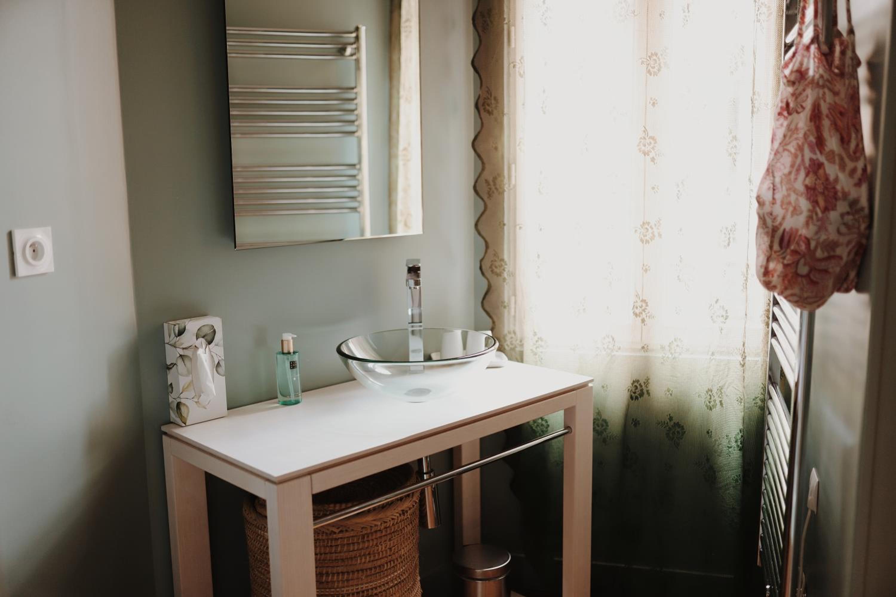 Deluxe Double Room with Balcony - Photo 7