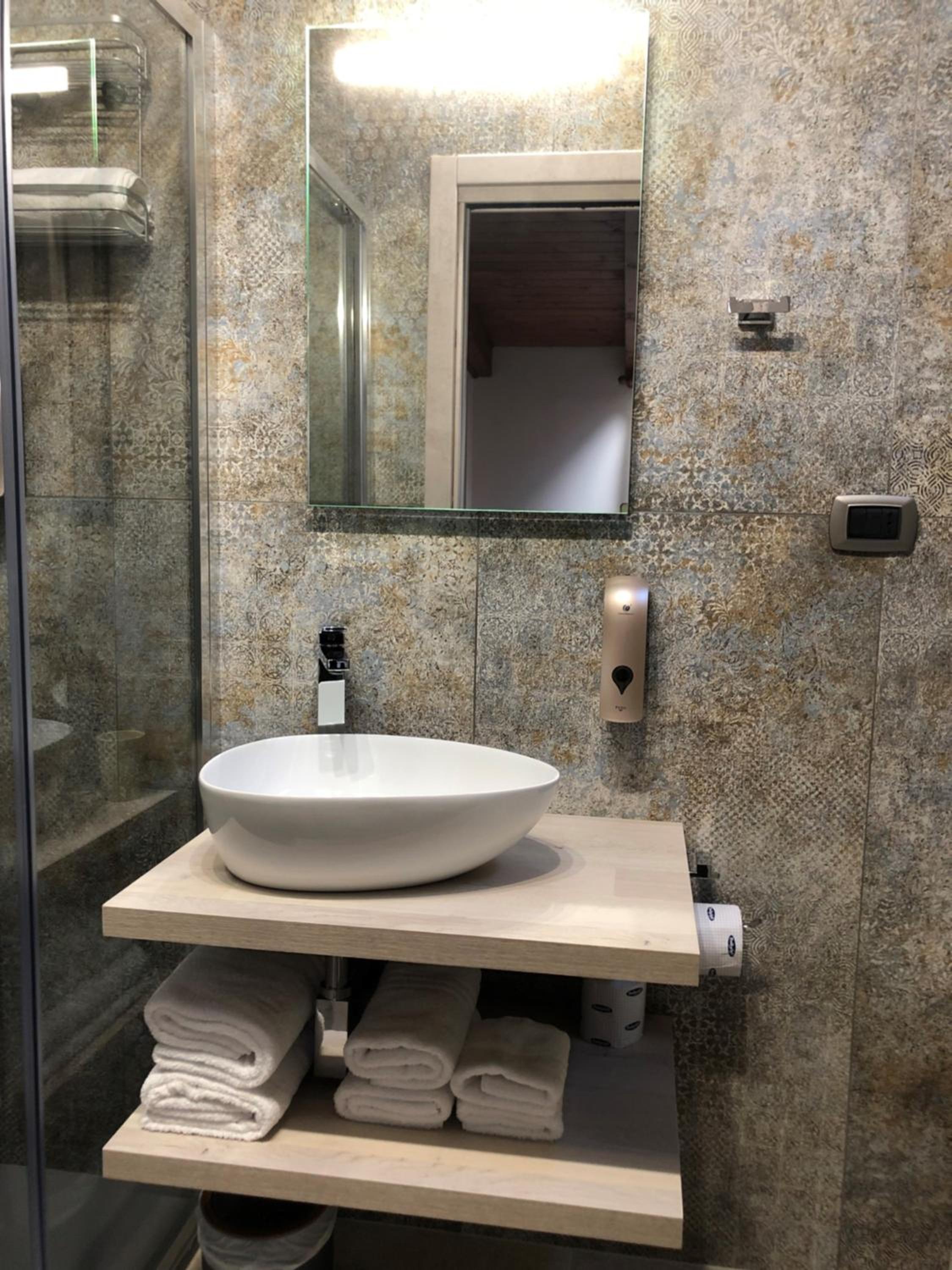 Double or Twin Room - Photo 3