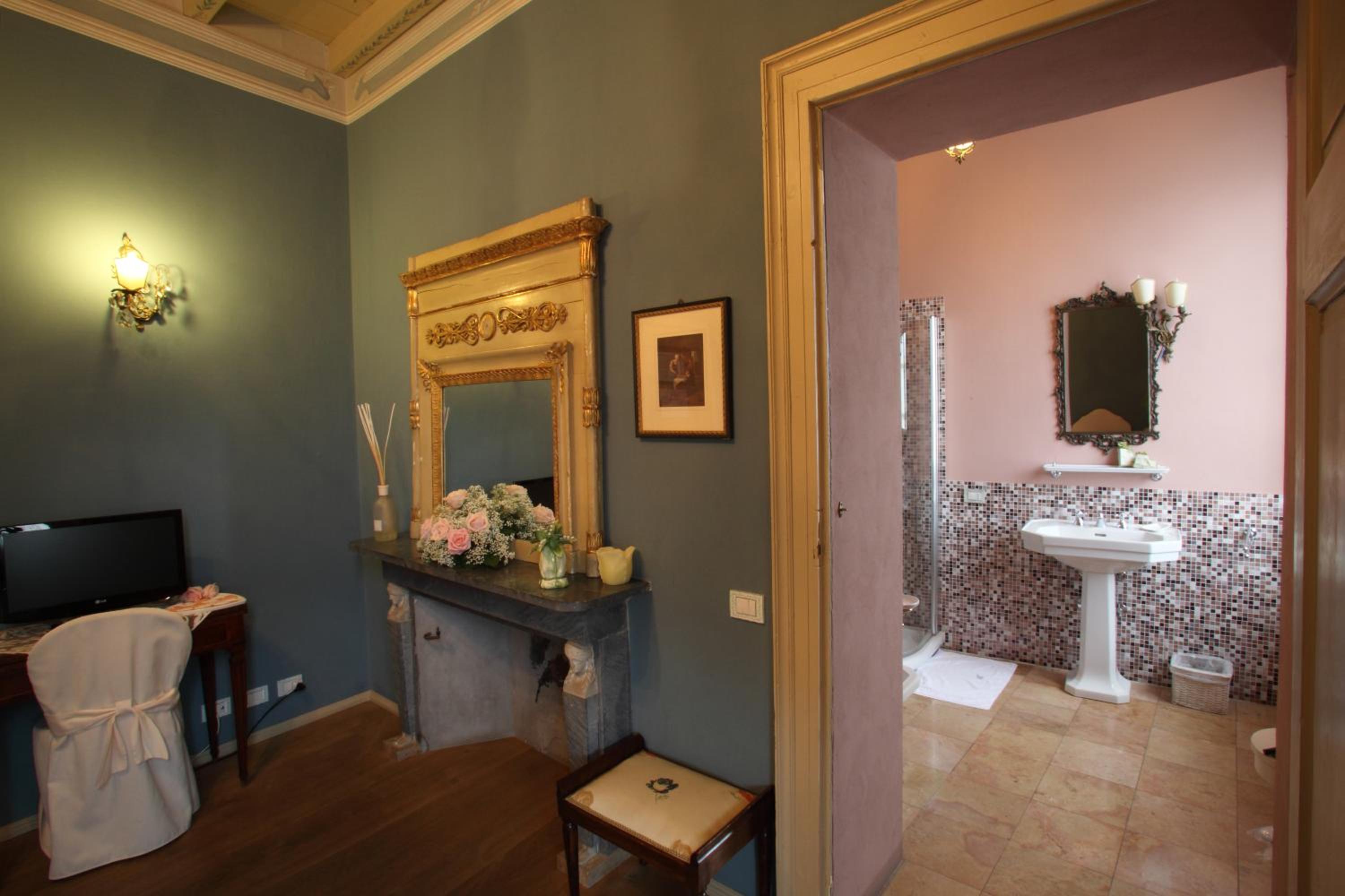 Double Room - Photo 3